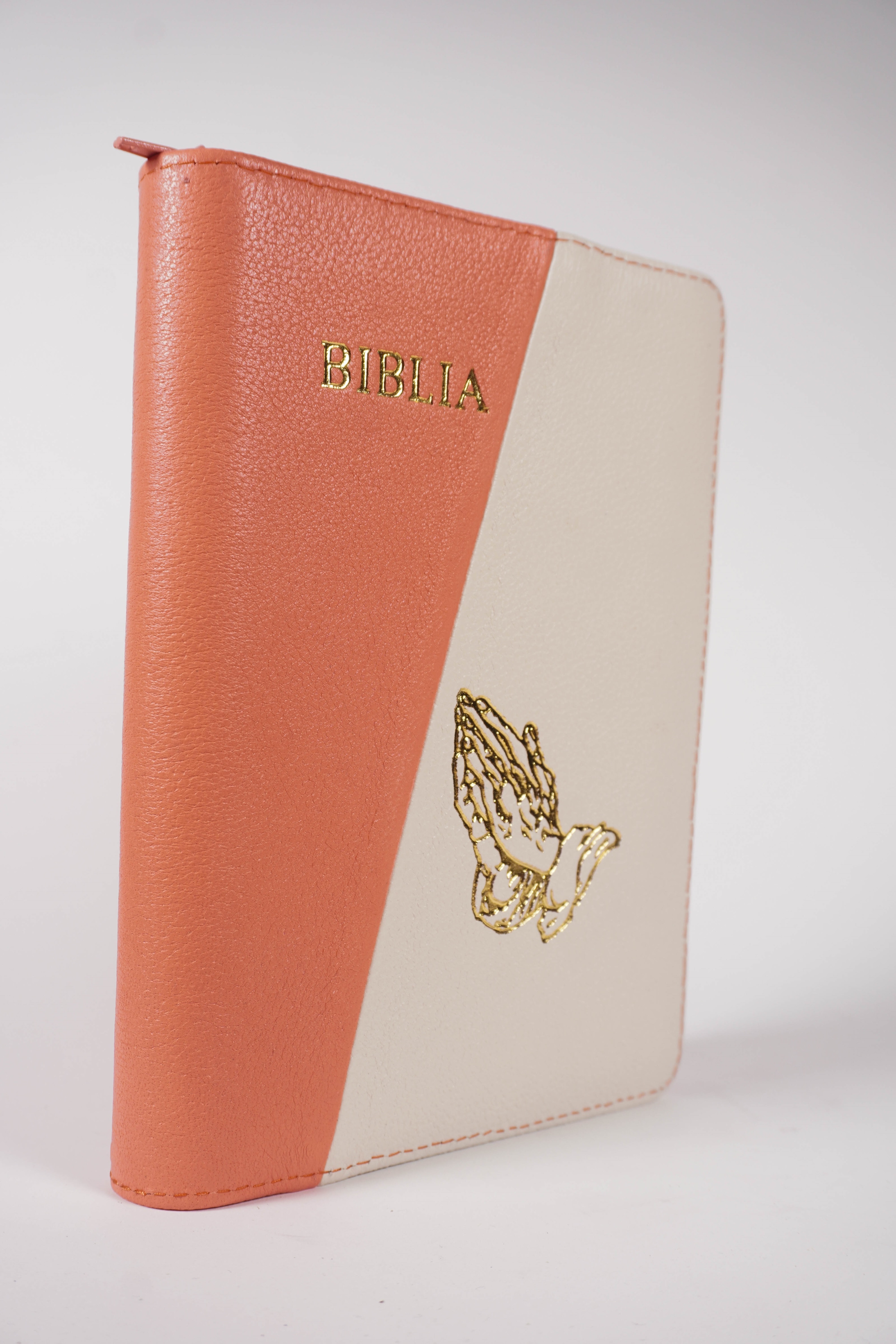 Biblie din piele, marime medie, roz coral cu alb, simbol maini in rugaciune, fermoar, index, margini aurii, cuv. lui Isus cu rosu [SB 057 PFI]