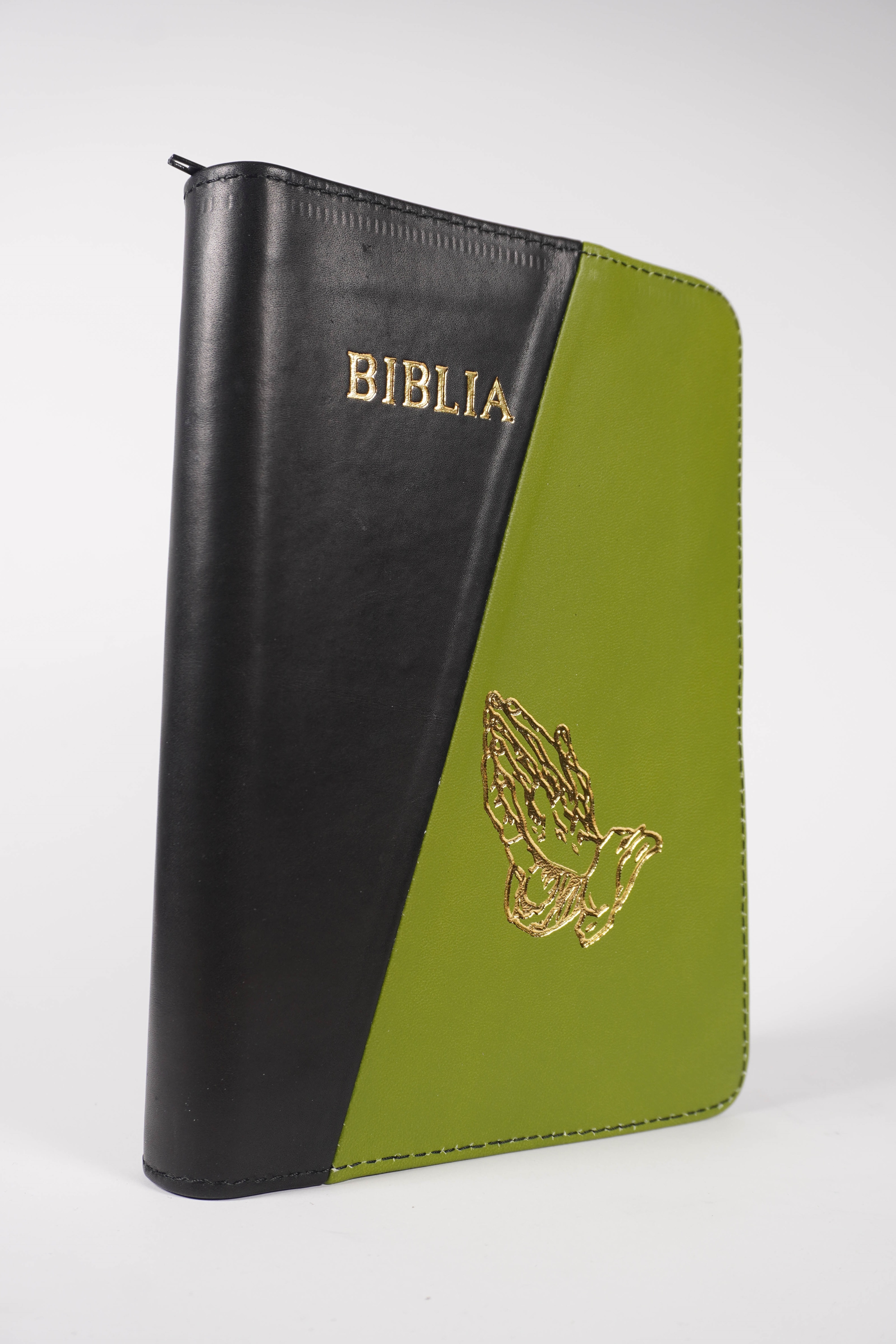 Biblie din piele, marime medie, culoare, negru cu verde oliv, fermoar, margini albe, simbol maini in rugaciune cuv. lui Isus cu rosu [053]