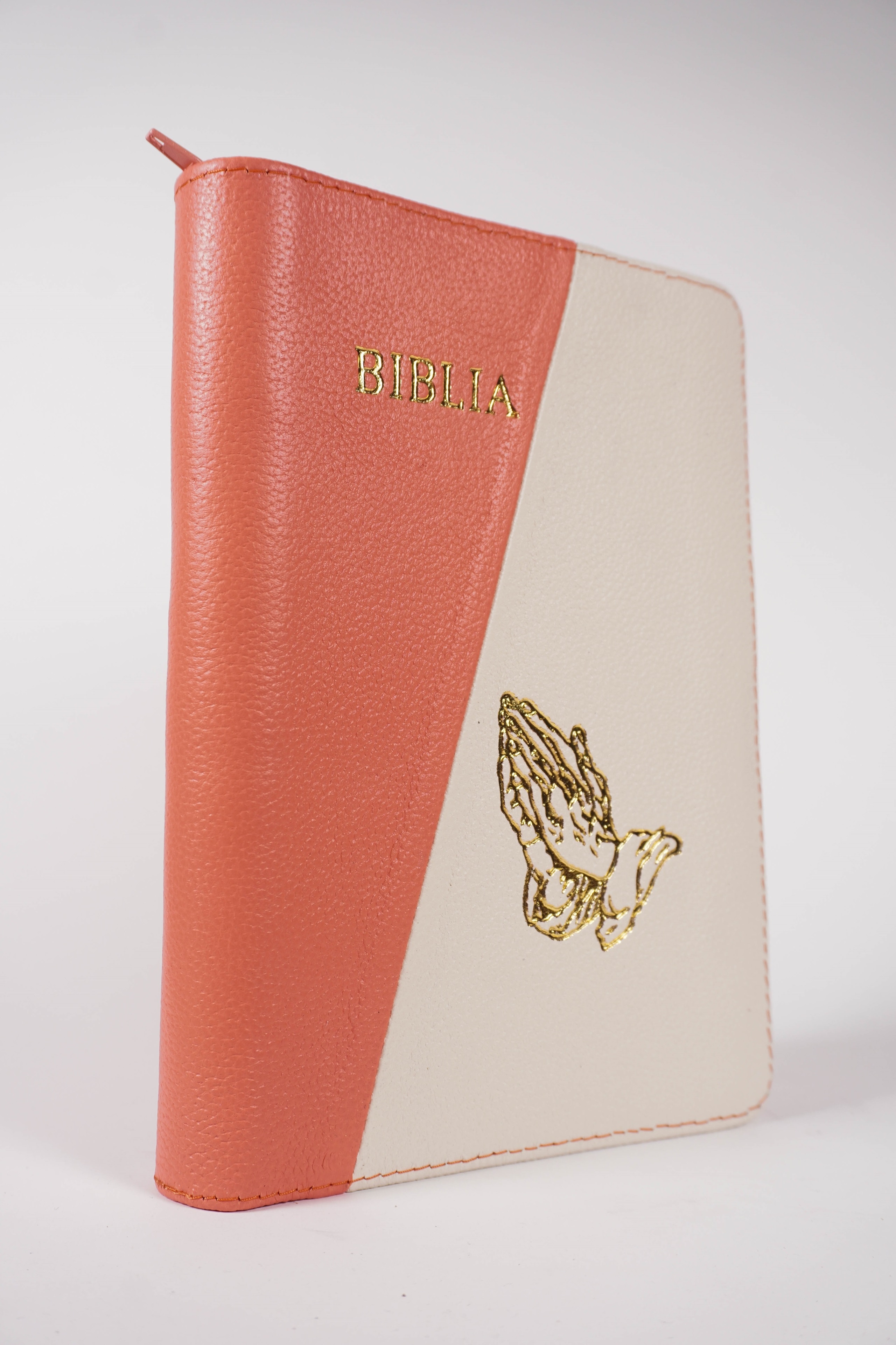 Biblie din piele, marime medie, culoare, roz coral cu crem, fermoar, margini albe, simbol maini in rugaciune cuv. lui Isus cu rosu [053]