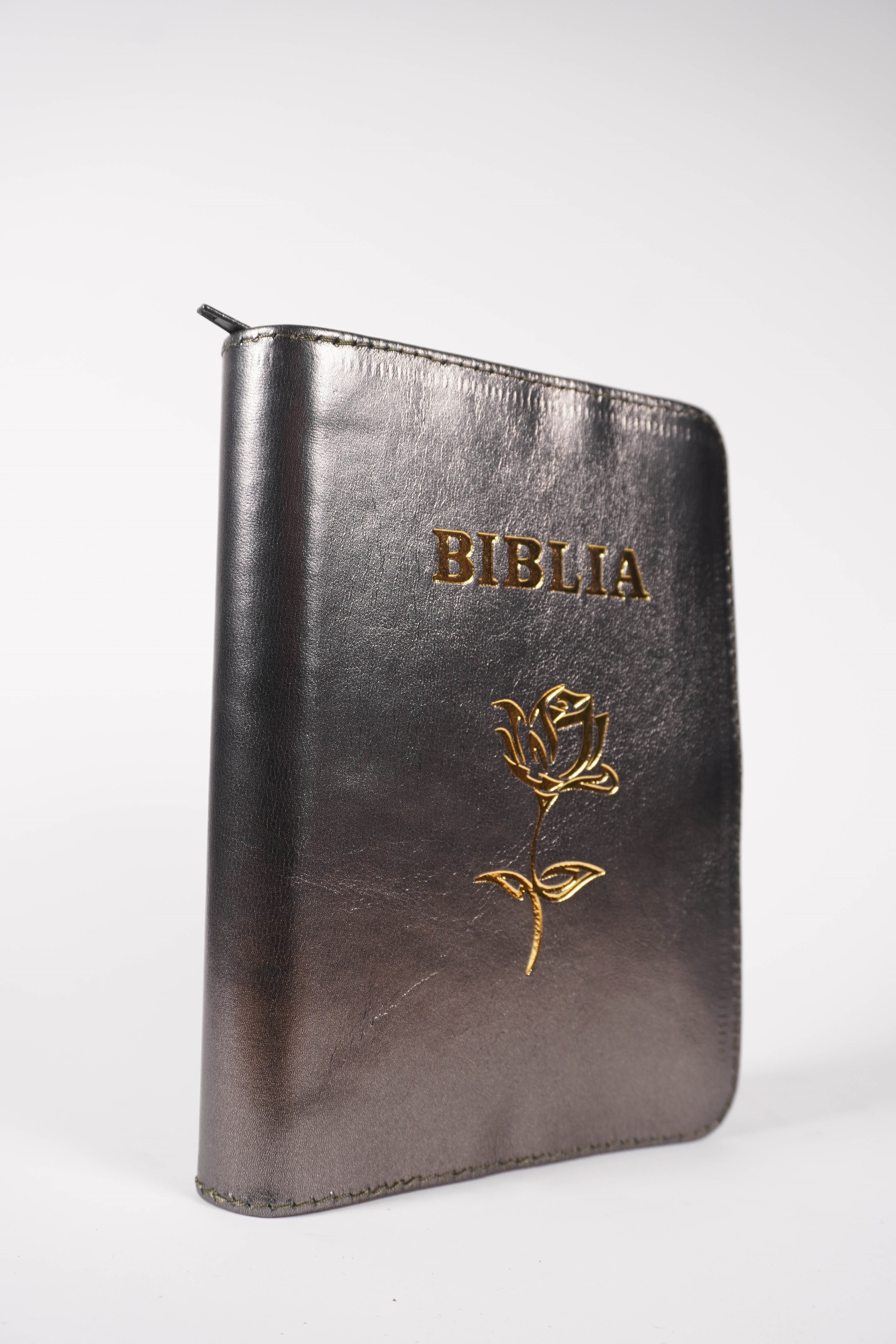 Biblia mica, coperta piele, verde oliv sidefat, index, fermoar, margini aurii, simbol floral, cuv. lui Isus in rosu [047 PFI]