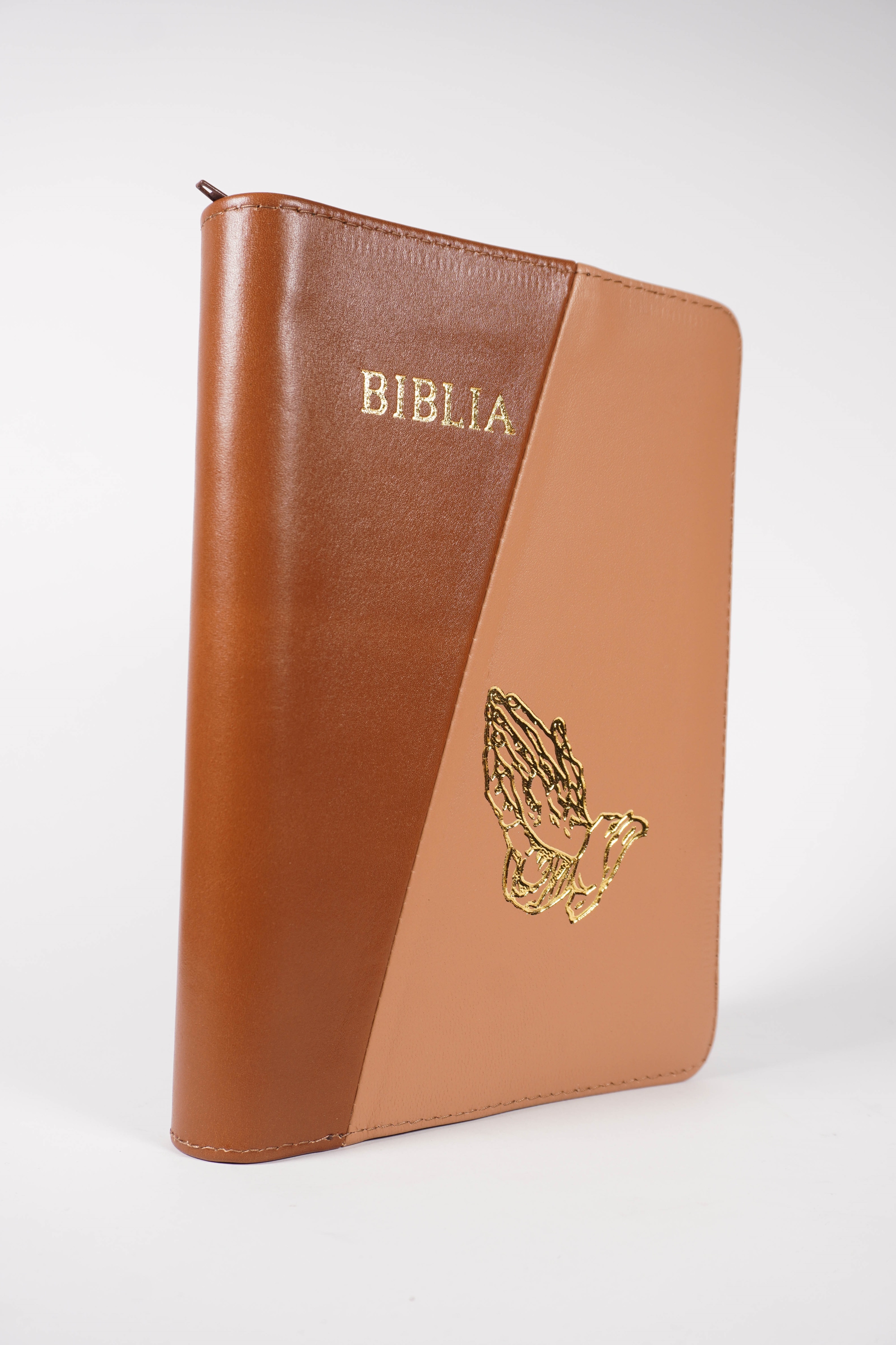 Biblie din piele, marime medie, culoare, maro închis cu maro deschis, fermoar, margini albe, simbol maini in rugaciune, cuv. lui Isus cu rosu [053]