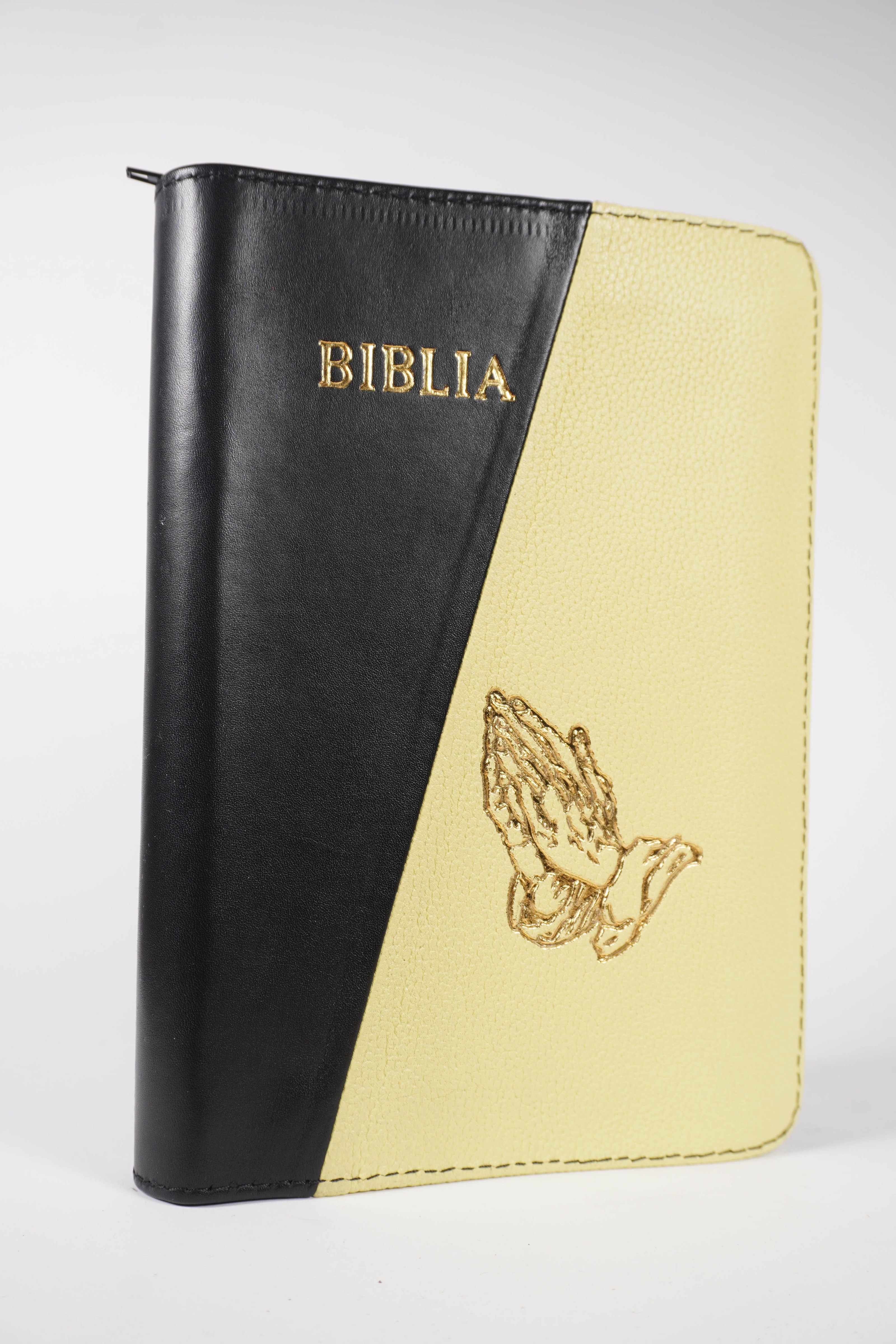 Biblie din piele, marime medie, culoare, negru cu galben, fermoar, margini albe, simbol maini in rugaciune, cuv. lui Isus cu rosu [053]