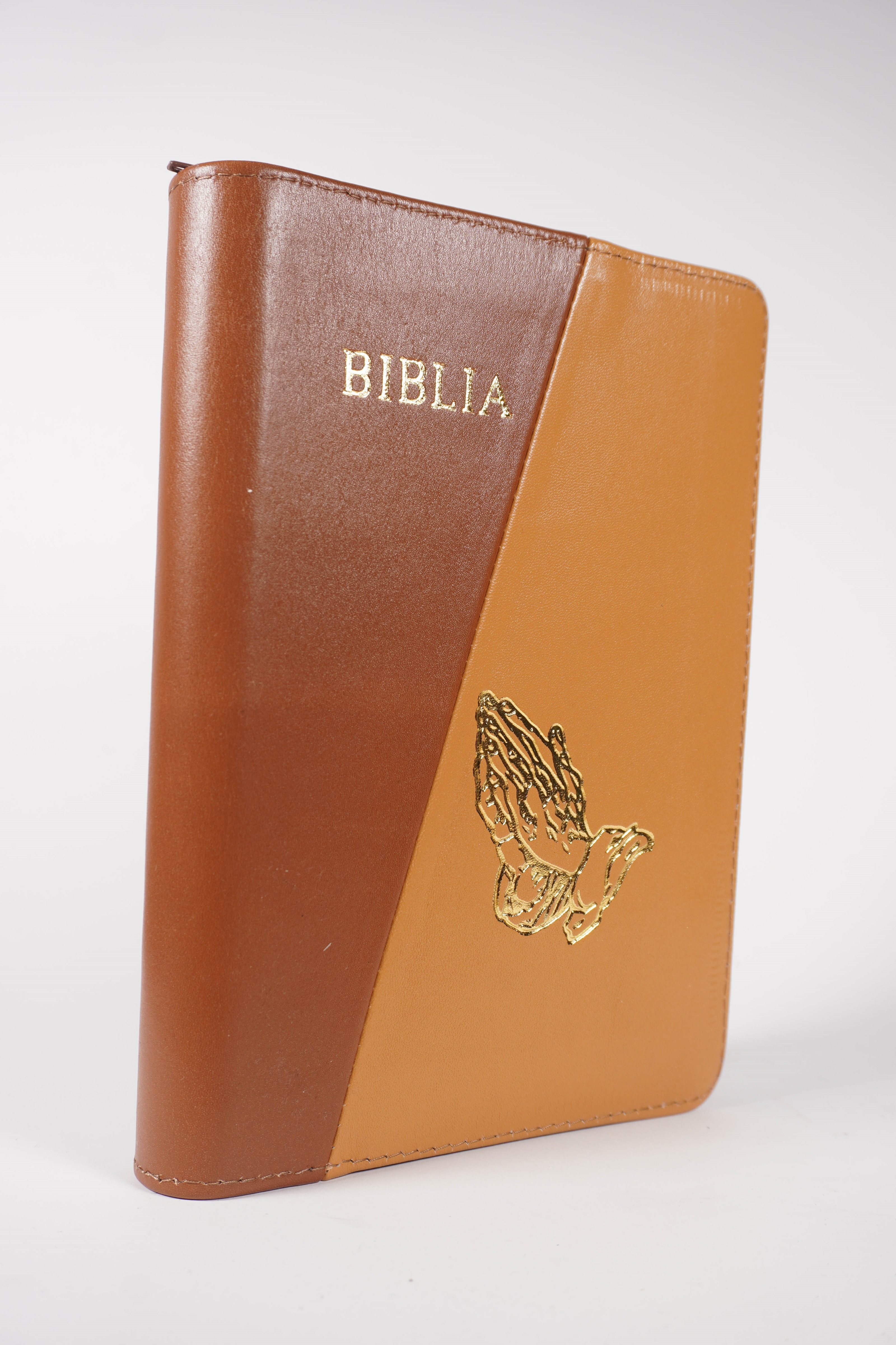 Biblie din piele, marime medie, culoare, maro închis cu maro deschis, fermoar, margini albe, simbol maini in rugaciune, cuv. lui Isus cu rosu [053]