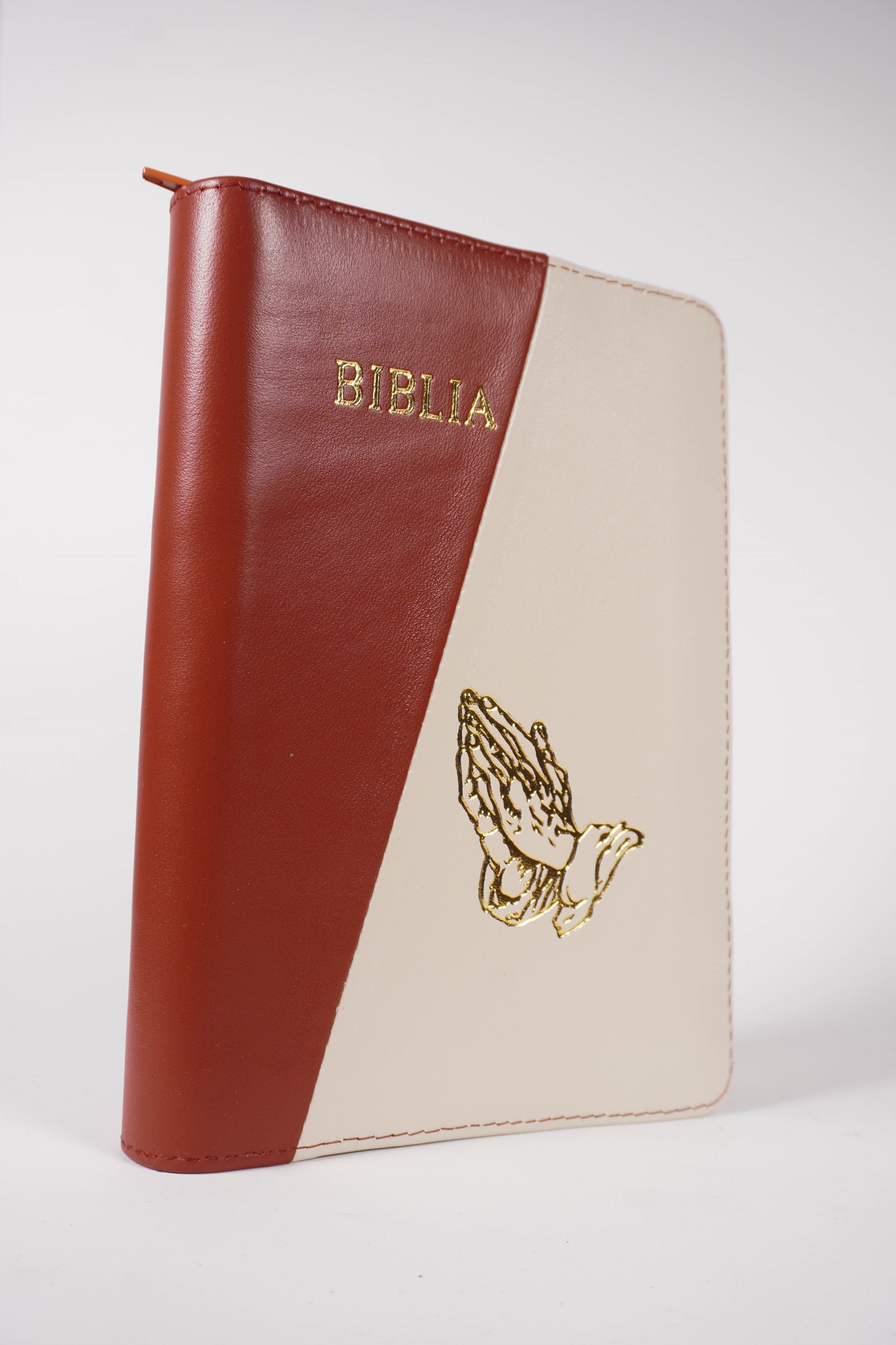 Biblie din piele, marime medie, cărămiziu cu crem, simbol maini in rugaciune, fermoar, index, margini aurii, cuv. lui Isus cu rosu [SB 057 PFI]