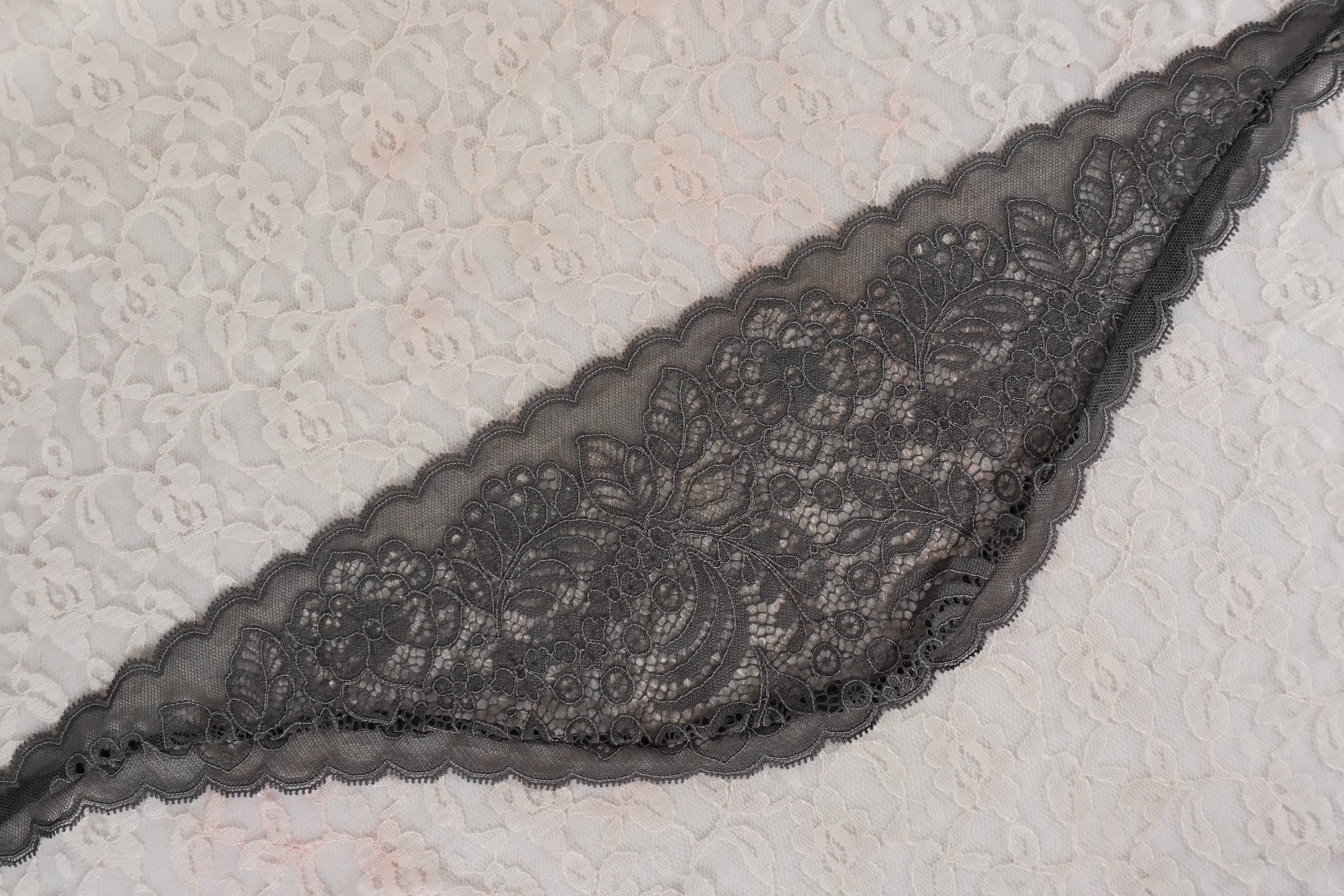 Batic handmade din dantela - Gri Batic handmade din dantela - Gri