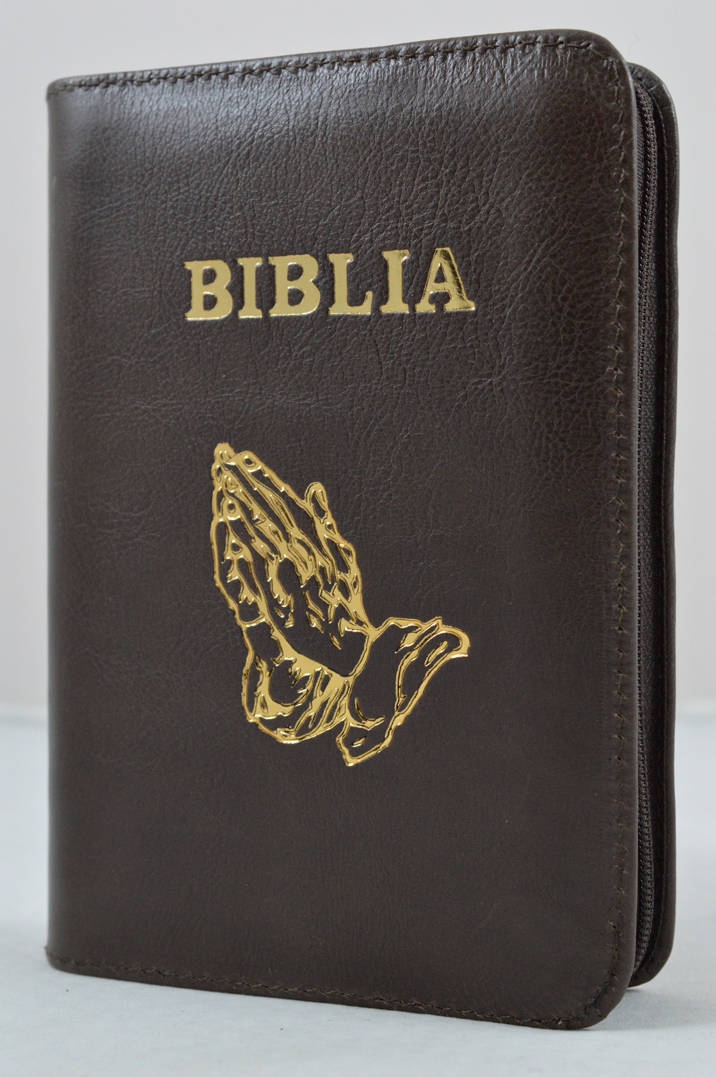 Biblie din piele, dimensiune mica,maro inchis, fermoar, simbol maini in ruga, cuv. lui Isus in rosu [043 A]
