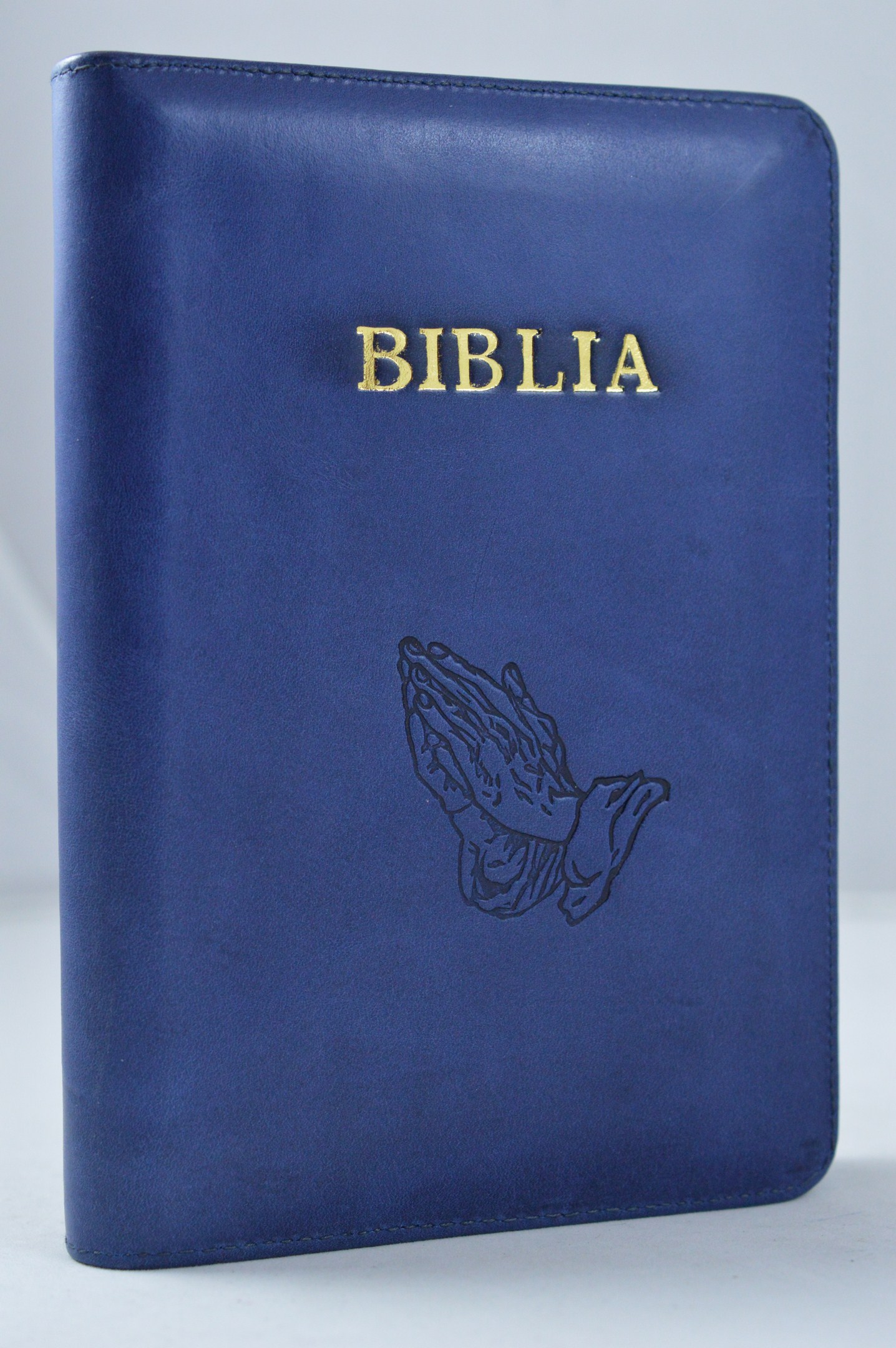 Biblia din piele,marime medie,bleu, fermoar, aurita,cu maini gravate, cuv. lui Isus cu rosu [052]