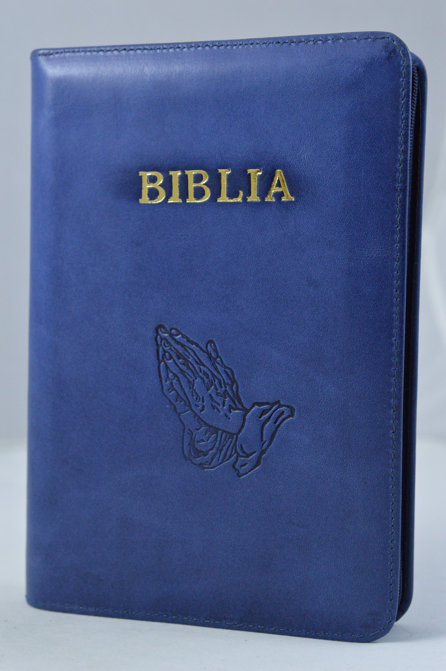 Biblia din piele, marime medie, albastru indigo, fermoar, cu maini in ruga gravate[053]