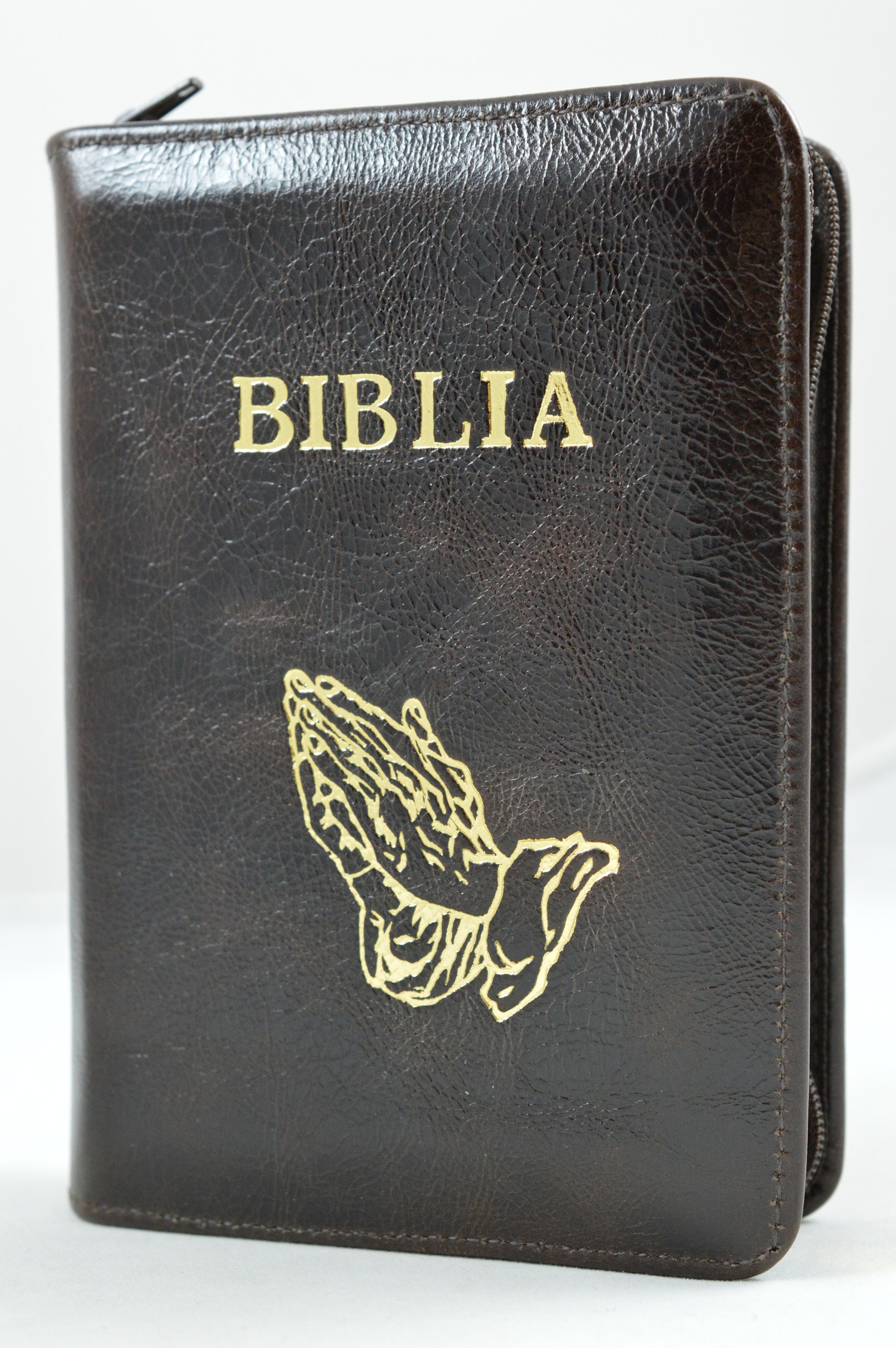 Biblie din piele, mica, maro inchis, fermoar, aurita, cu maini, cuv. lui Isus in rosu [043 A]