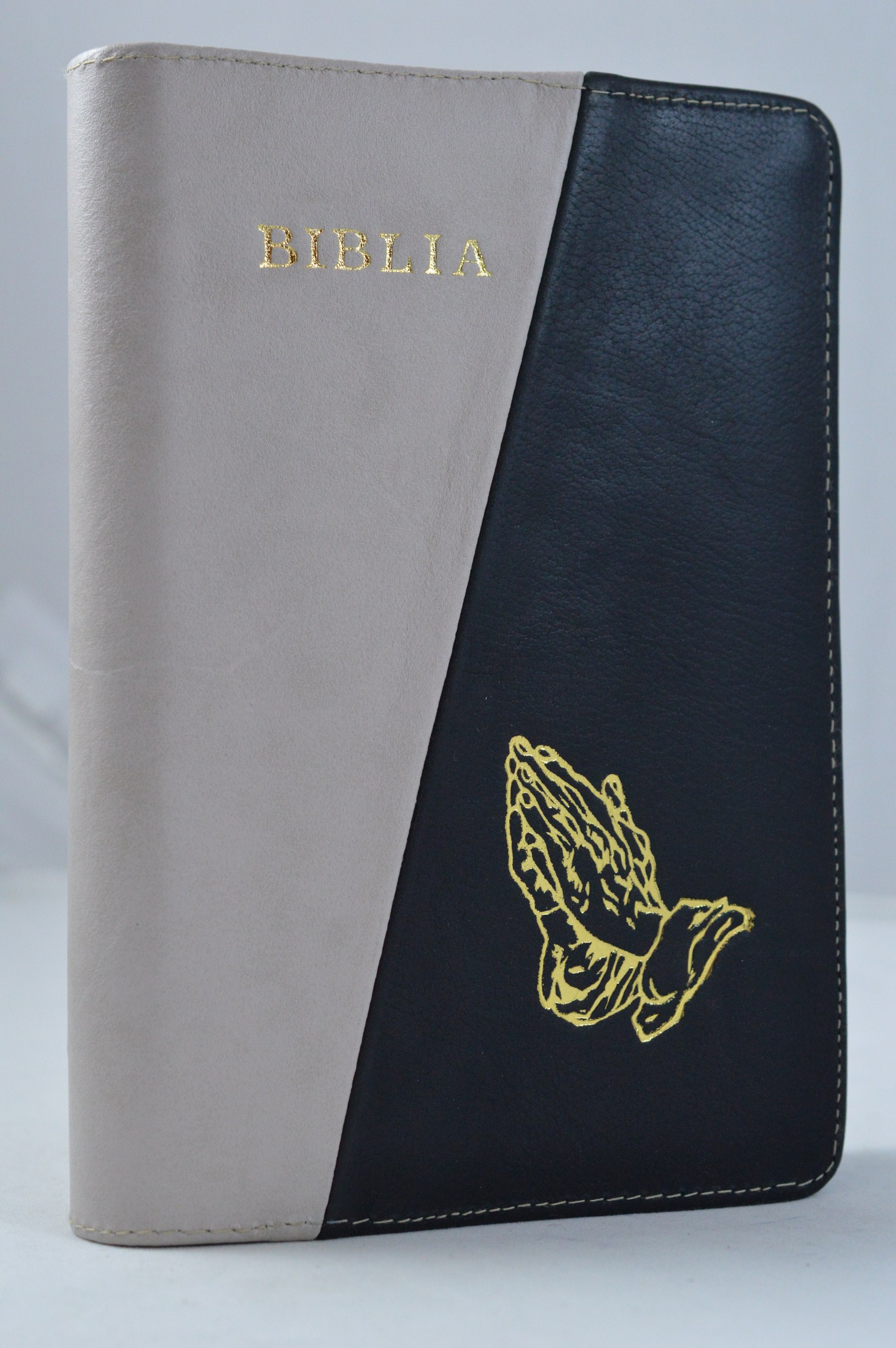 Biblia din piele, marime medie, gri / negru, cu maini gravate , fermoar, aurita, cuv. lui Isus cu rosu [052]