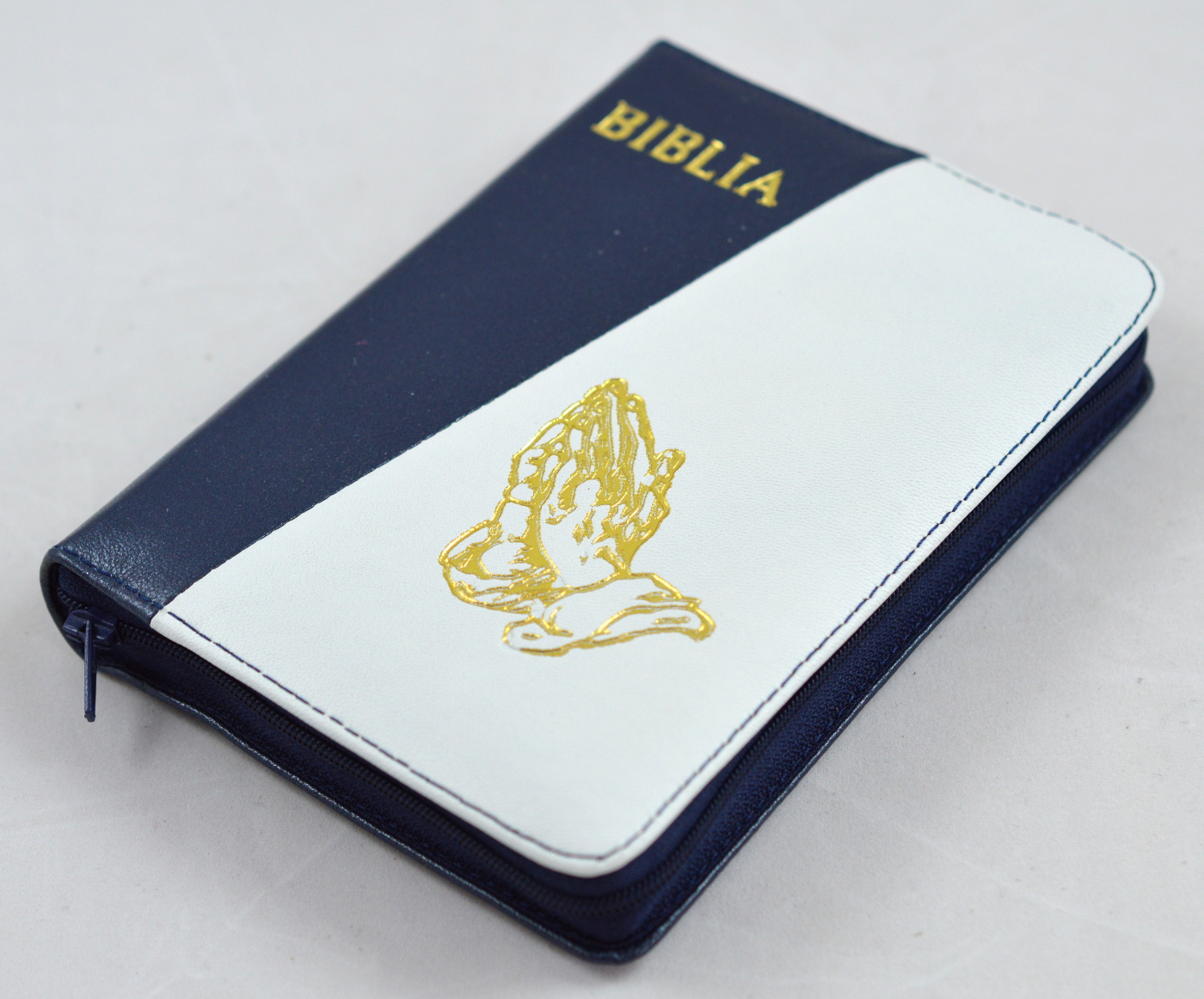 Biblia din piele, bleumarin inchis / alb, dimensiune mica, fermoar, cu maini in ruga, cuv. lui Isus cu rosu  [043]