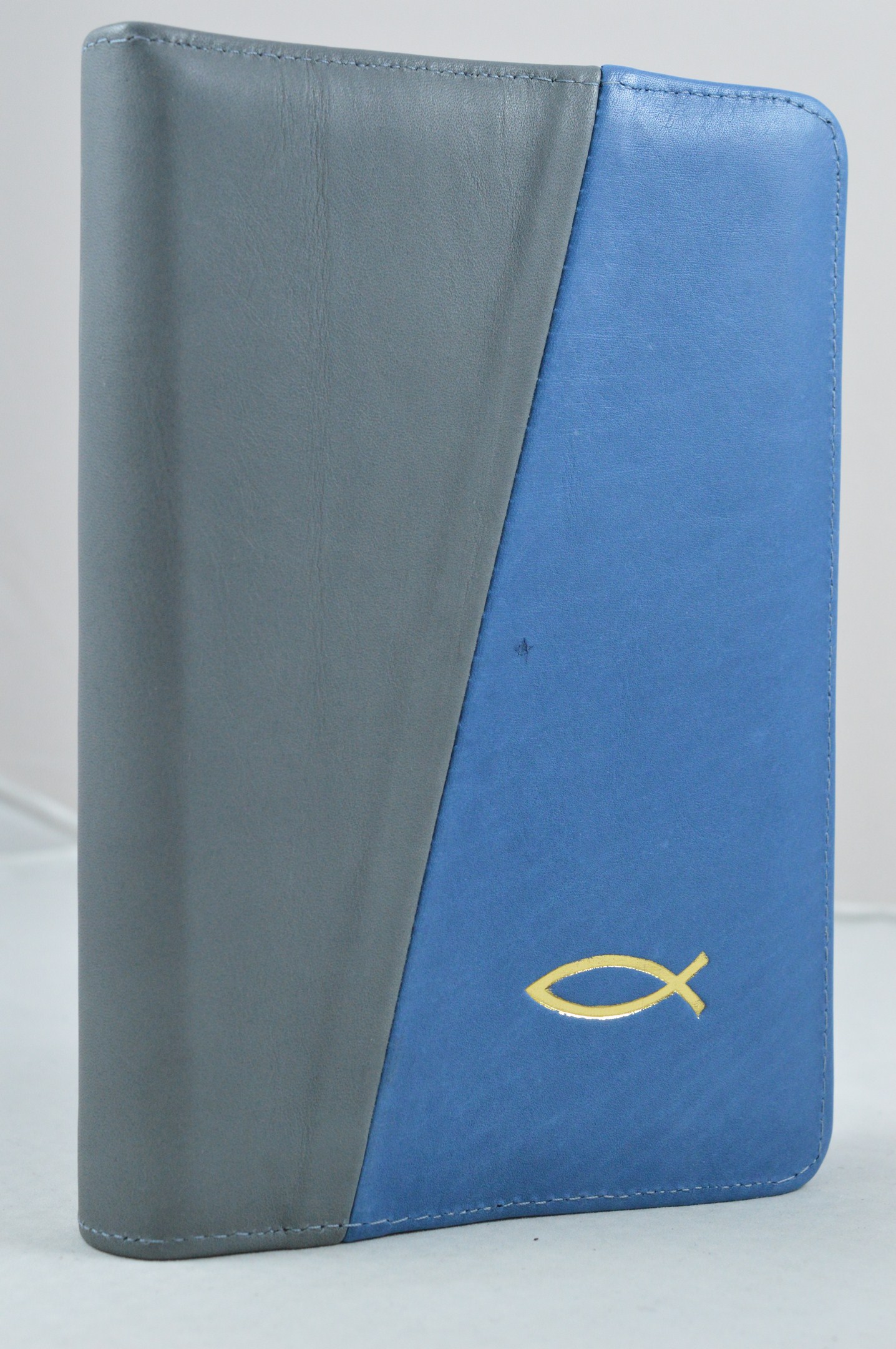 Biblia din piele, marime medie, gri/albastru, fermoar, simbol peste, cuv. lui Isus cu rosu [053]