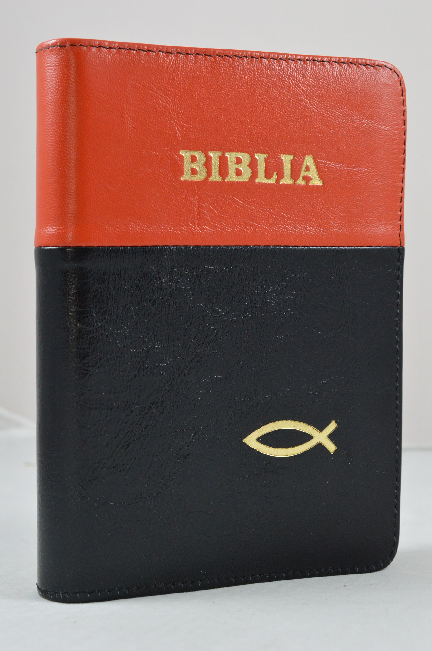 Biblia din piele, marime medie, negru cu rosu coral, fermoar, simbol peste, cuv. lui Isus cu rosu [053]
