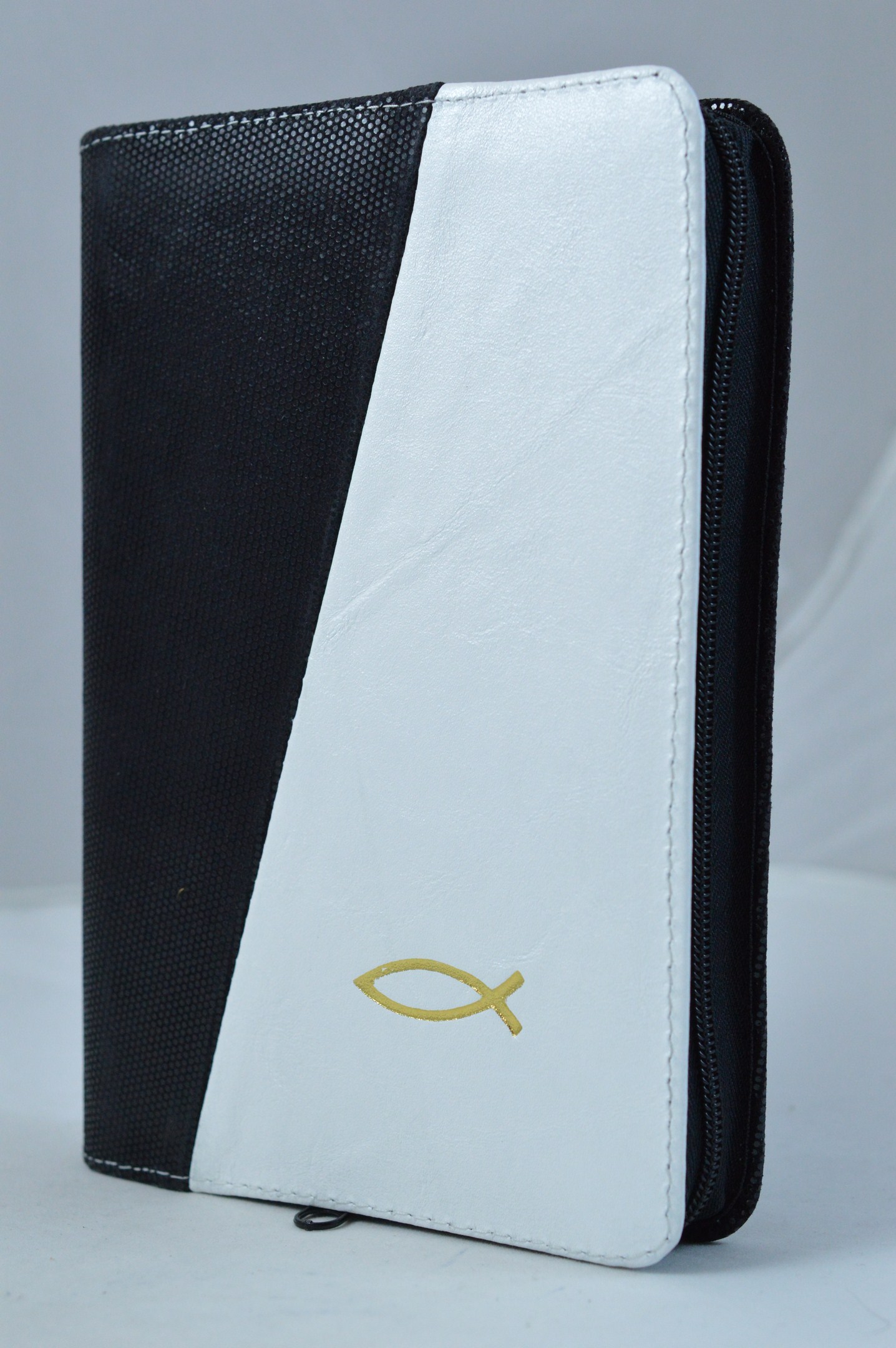 Biblia din piele, marime medie, negru / alb, fermoar, cu peste [053]