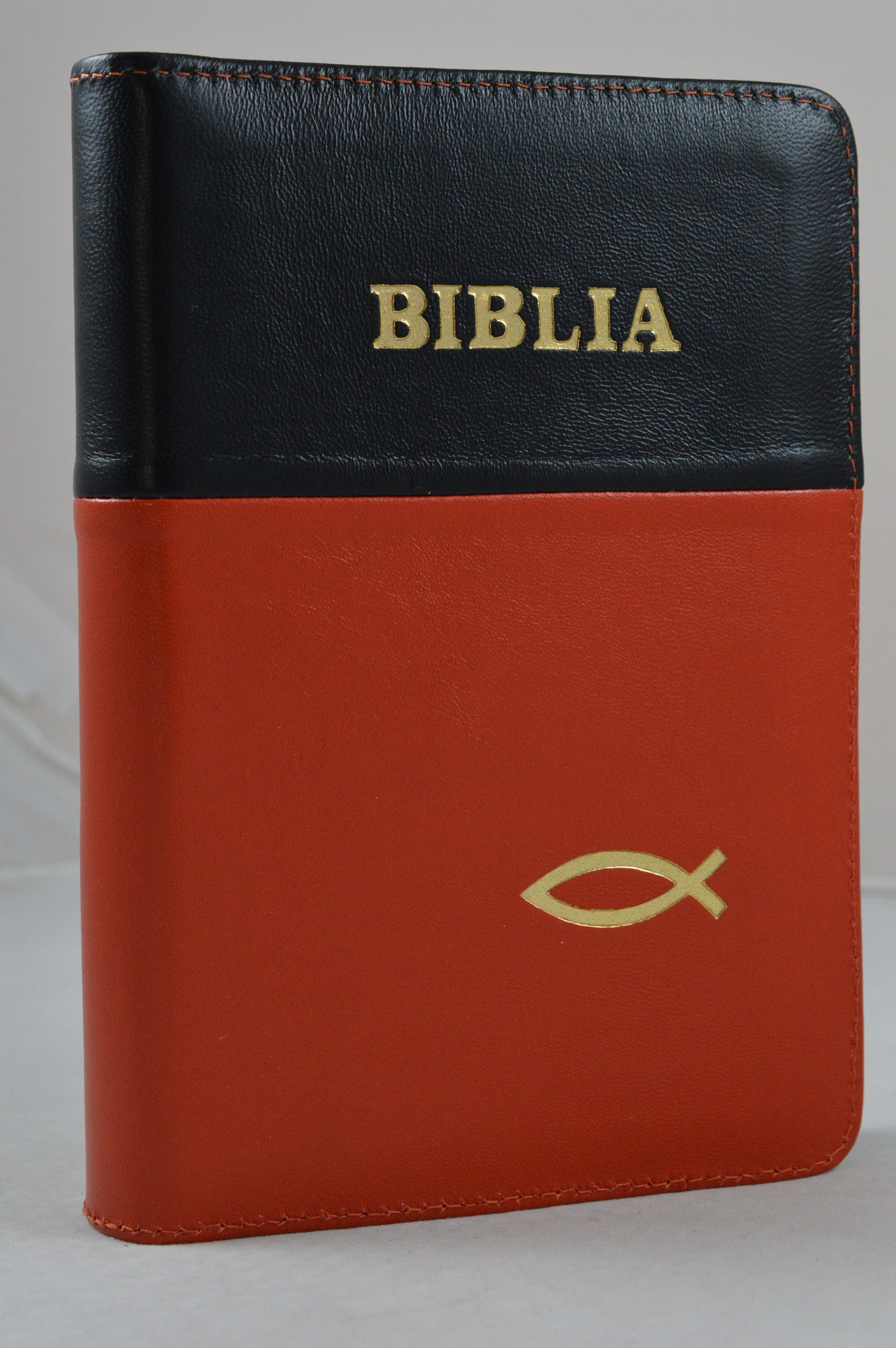 Biblia din piele, marime medie, rosu coral cu negru, fermoar, simbol peste, cuv. lui Isus cu rosu [053]