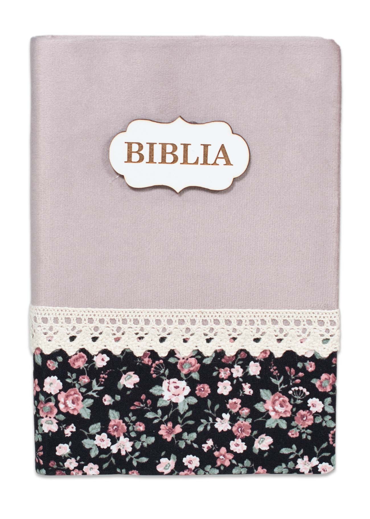 Biblia handmade, marime medie, coperta flexibila textila,culoarea mov deschis cu partea de jos florala,margini albe ,index,harti biblice. Biblia handmade, marime medie, coperta flexibila textila,culoarea mov deschis cu partea de jos florala,margini albe ,index,harti biblice.
