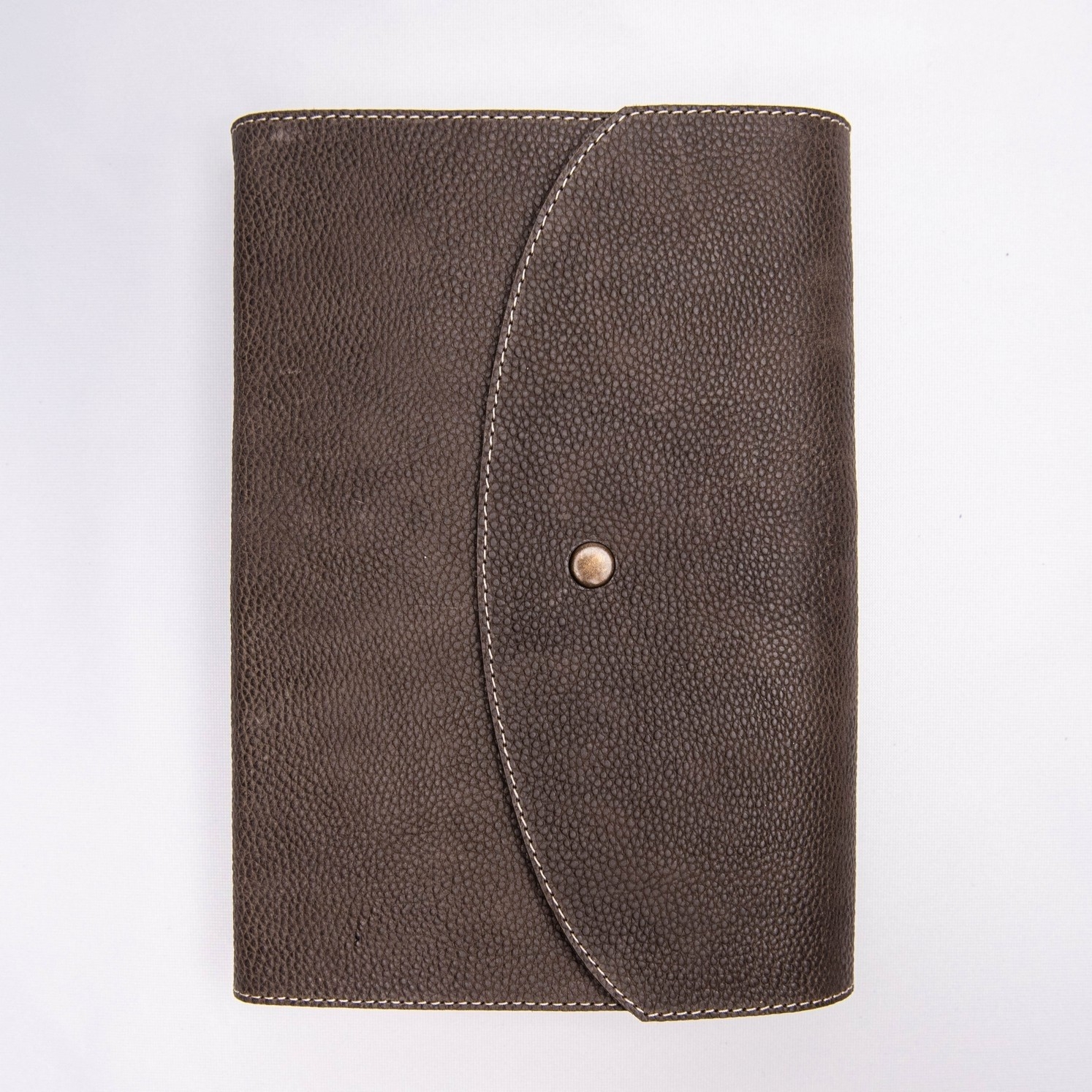 Biblia in husa handmade piele autentica, cu clapetă si capsă, mărime medie, maro, index, margini aurii, cuv. lui Isus cu rosu [057 CLA]