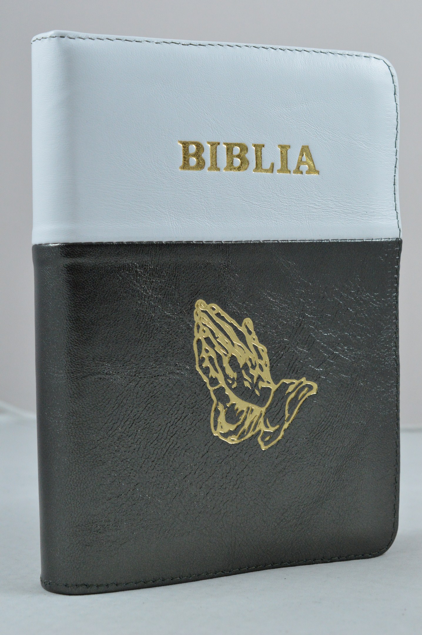 Biblia din piele, marime medie,  maro-verzui cu alb , fermoar, simbol maini in ruga, cuv. lui Isus cu rosu [053]
