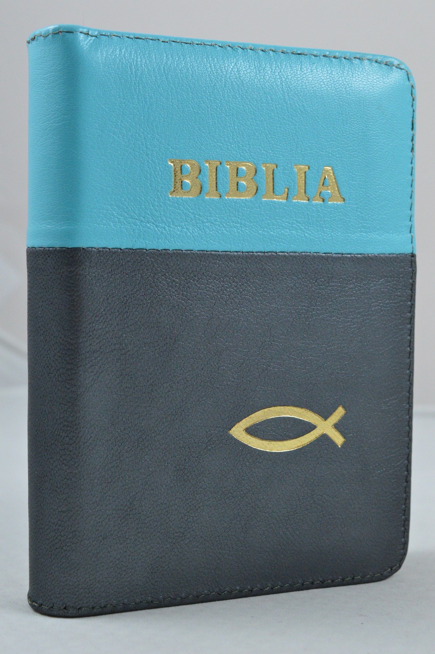 Biblie din piele, dimensiune mica, gri cu albastru turcoaz , simbol peste, cuv. lui Isus in rosu [043 A]