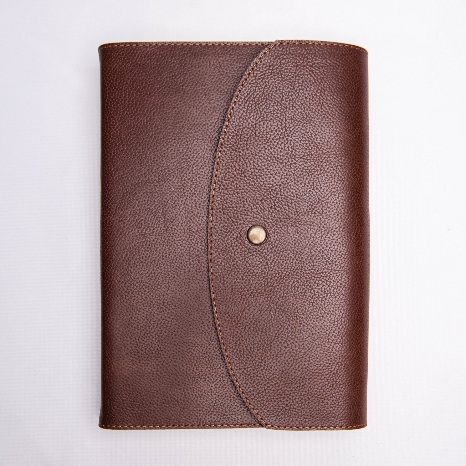 Biblie mare, piele, brown, cu clapetă și capsă, index, margini aurii, cuv. Isus cu rosu  [SI 073 CLA]