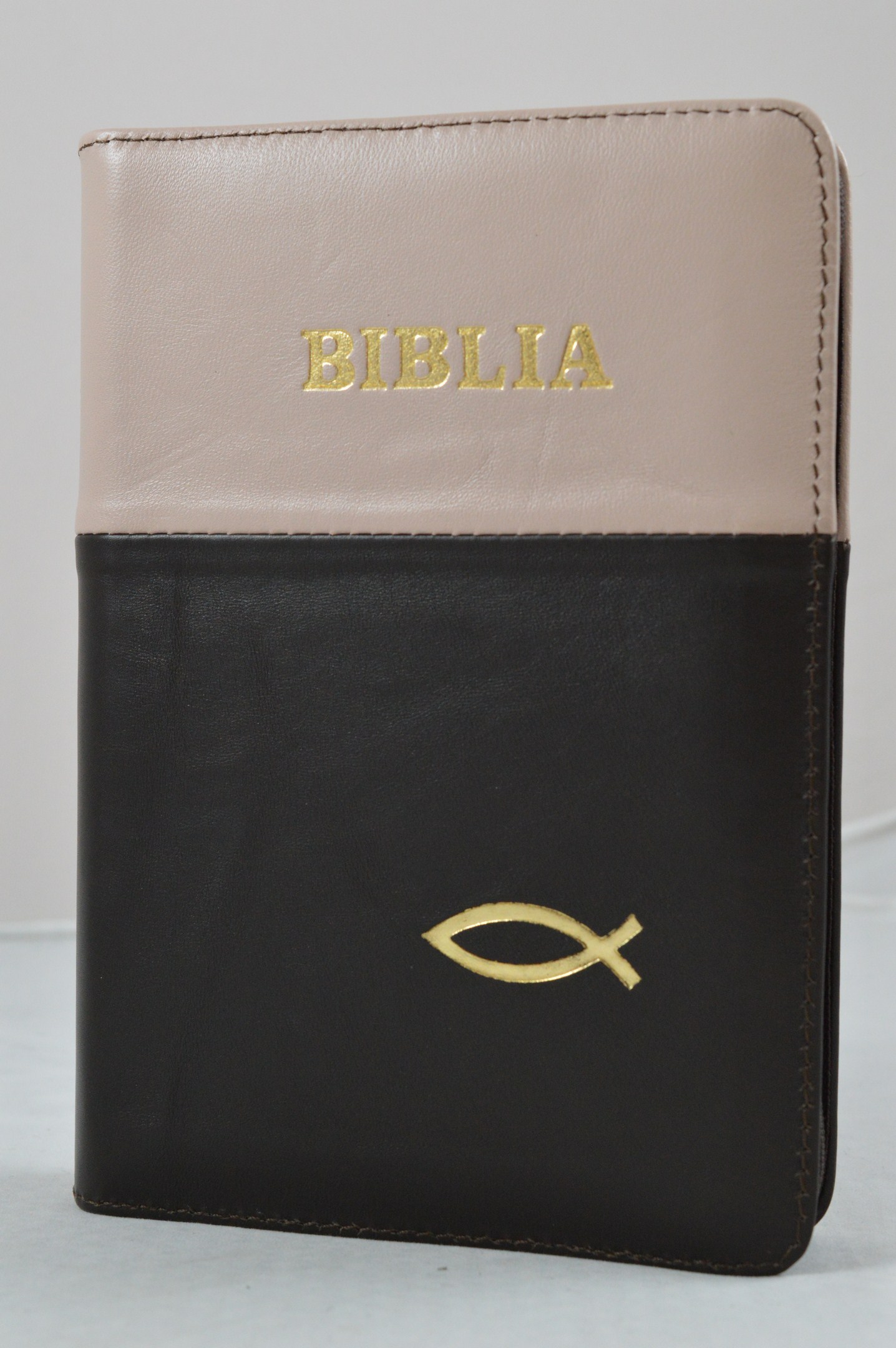 Biblia din piele, marime medie, maro inchis cu cafeniu deschis, fermoar, simbol peste, cuv. lui Isus cu rosu [053]