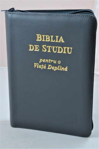 Biblia de studiu pentru o viata deplina, cu concordanta si explicatiii, fermoar, gri, index, margini aurii Biblia de studiu pentru o viata deplina, cu concordanta si explicatiii, fermoar, gri, index, margini aurii