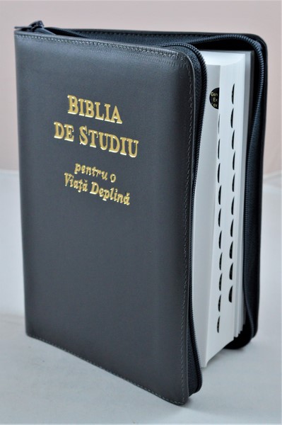 Biblia de studiu pentru o viata deplina, cu concordanta si explicatiii, fermoar, gri, index, margini albe Biblia de studiu pentru o viata deplina, cu concordanta si explicatiii, fermoar, gri, index, margini albe