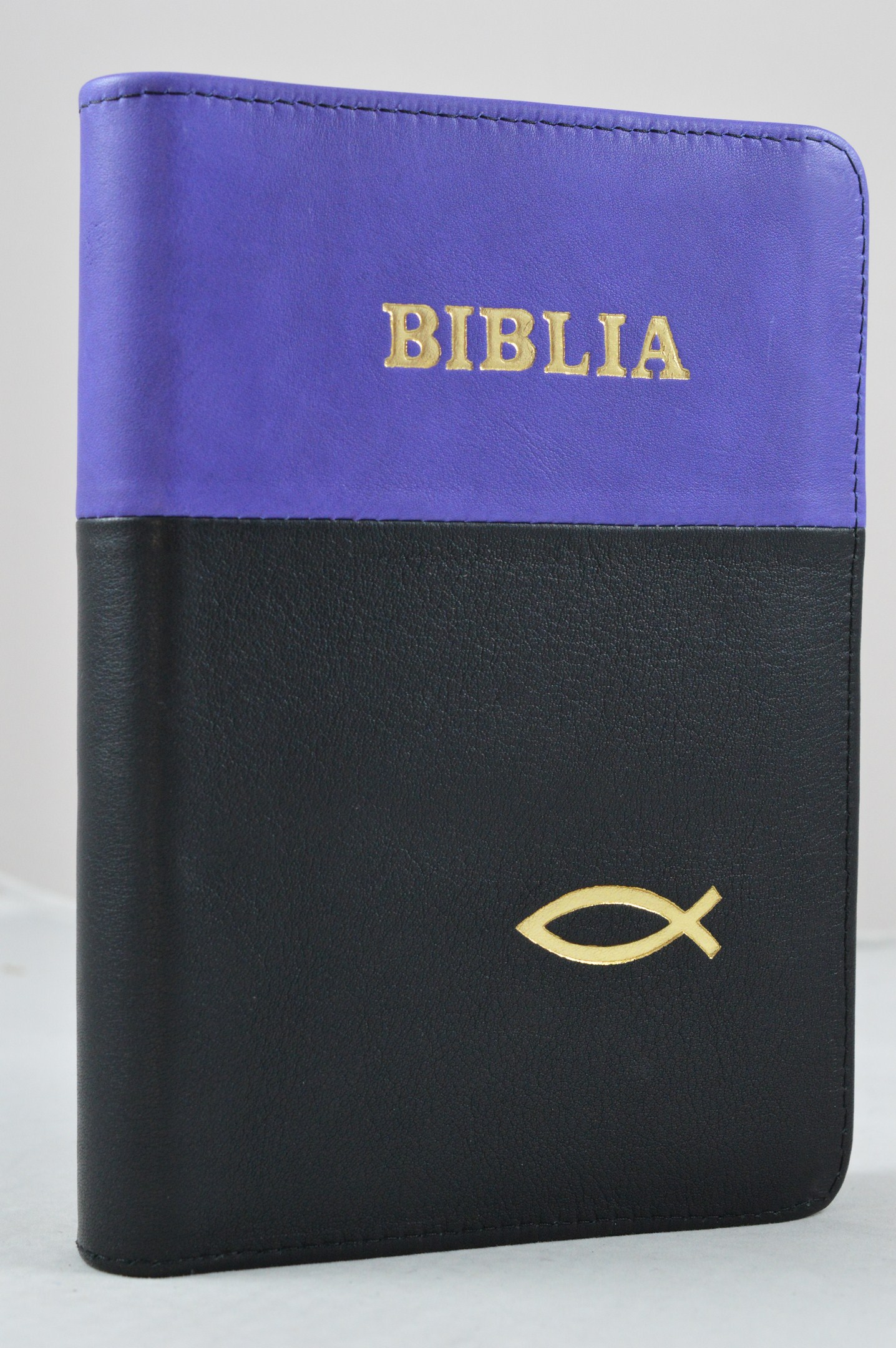Biblia din piele, marime medie, negru cu albastru inchis, fermoar, simbol peste, cuv. lui Isus cu rosu [053]