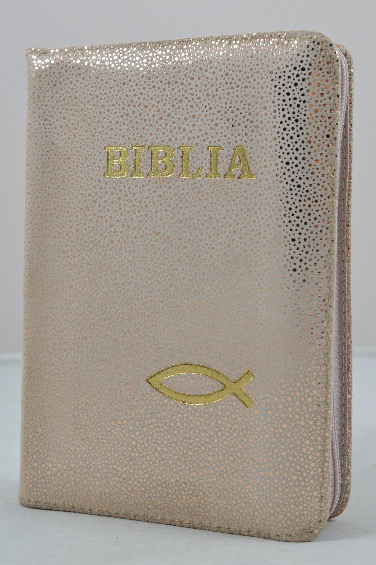 Biblie din piele, dimensiune mica, roz pal cu imprimeu auriu, fermoar, simbol peste, cuv. lui Isus in rosu [043 A]