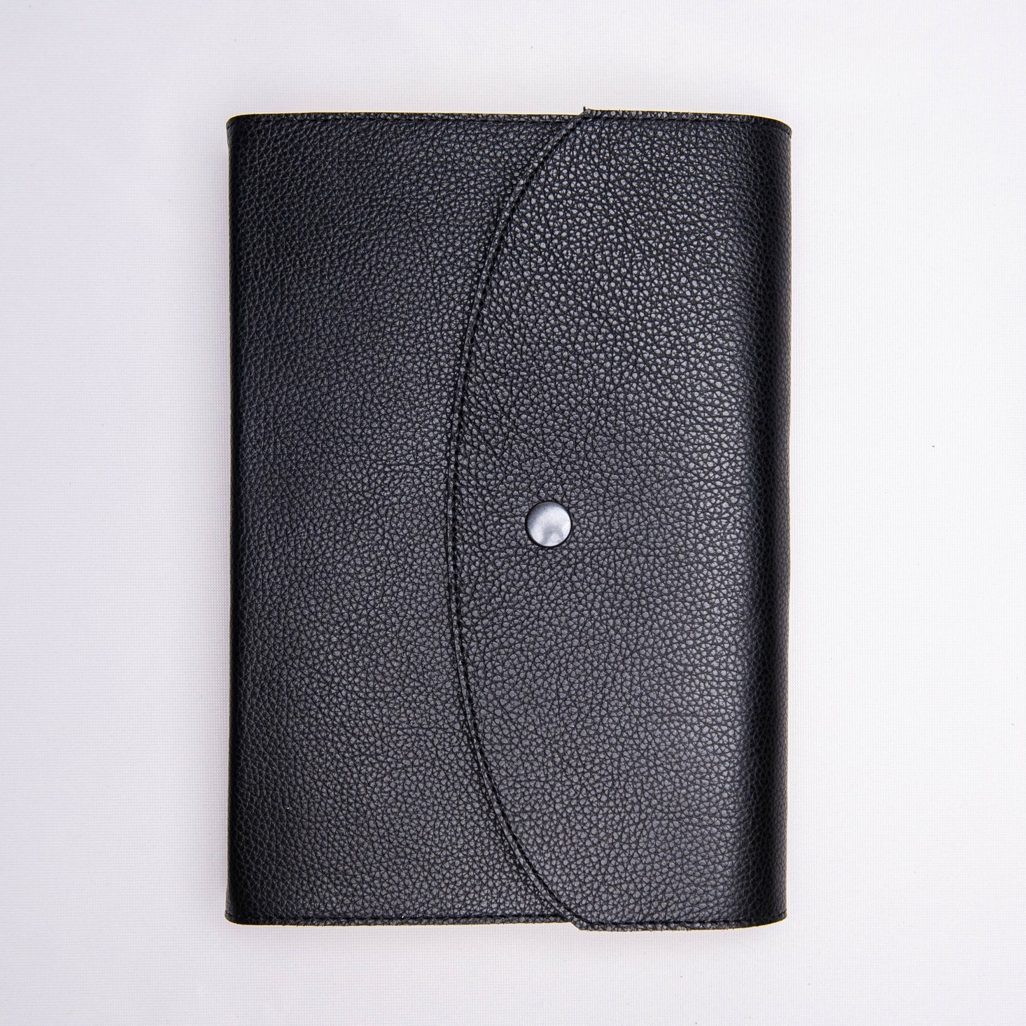 Biblia in husa handmade piele autentica, cu clapetă si capsă, mărime medie, neagră , index, margini aurii, cuv. lui Isus cu rosu [057 CLA]