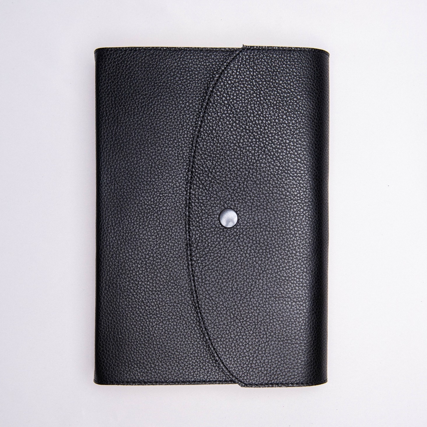 Biblia mica, piele autentica handmade, cu clapeta si capsa, neagră, index, margini aurii, cuv. lui Isus cu rosu [047 CC]