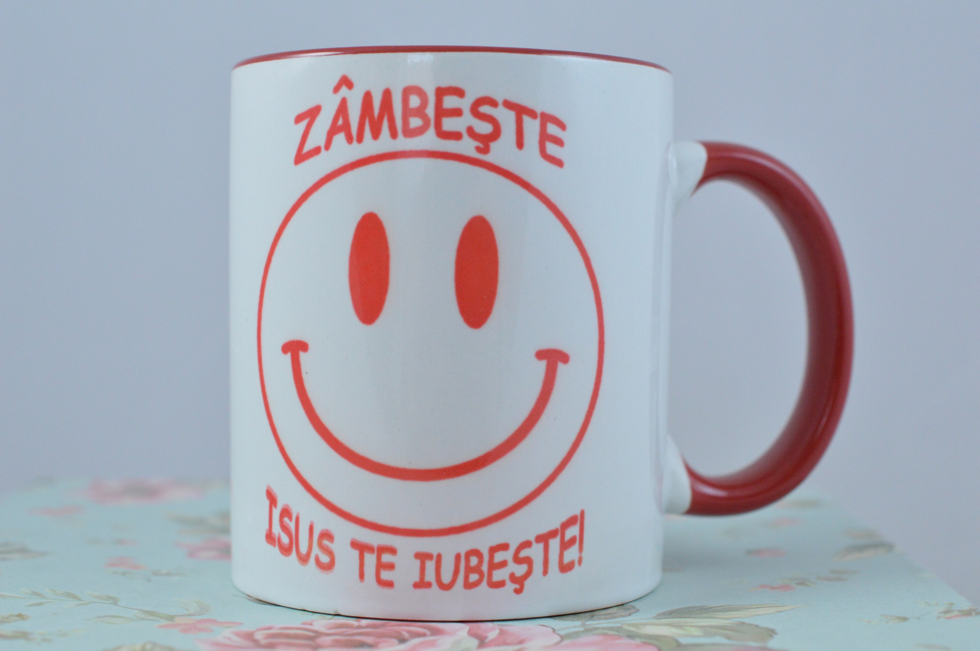 Cana ceramica cu mesaj crestin - Zambeste Isus te iubeste! Cana ceramica cu mesaj crestin - Zambeste Isus te iubeste!