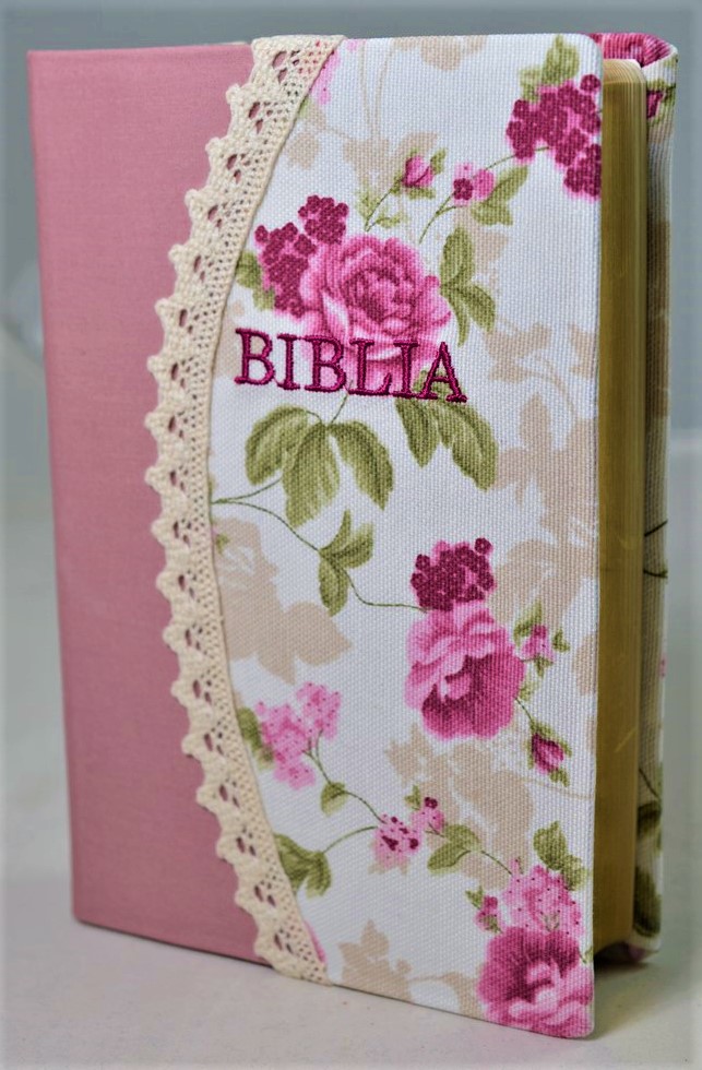 Biblia handmade, marime medie, coperta flexibila textila, Model 13, margini aurii, cuv. lui Isus cu rosu [SB 052 HM]