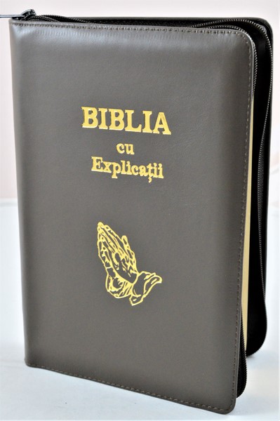 Biblia cu explicatii + concordanta biblica, piele naturala, kaki, fermoar, index, aurita, cuv. lui Isus cu rosu, simbol maini [CO 77 PFI]