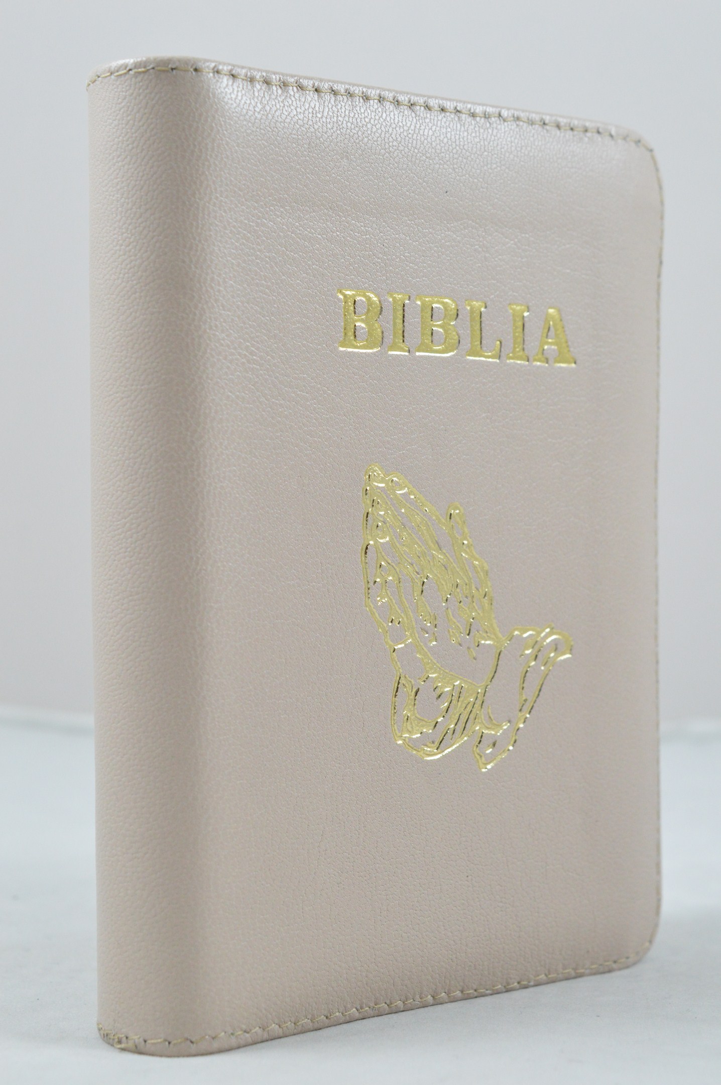 Biblia format mic, din piele, culoare bej, index, fermoar, margini aurii, simbolul maini in ruga, cuv. lui Isus in rosu [047 PFI]