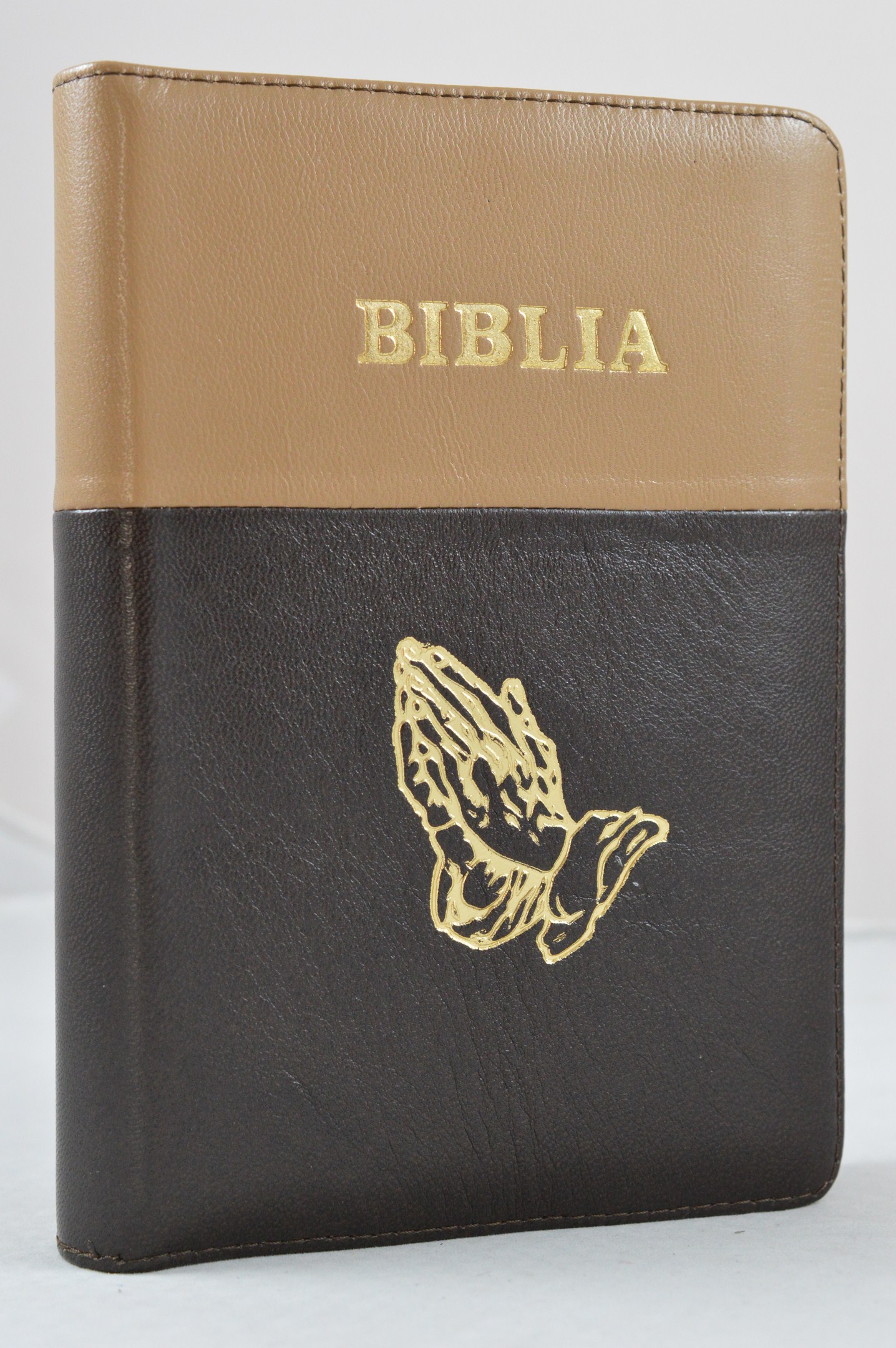 Biblia din piele, marime medie, maro inchis cu cafeniu, fermoar, simbol maini in ruga, cuv. lui Isus cu rosu [053]