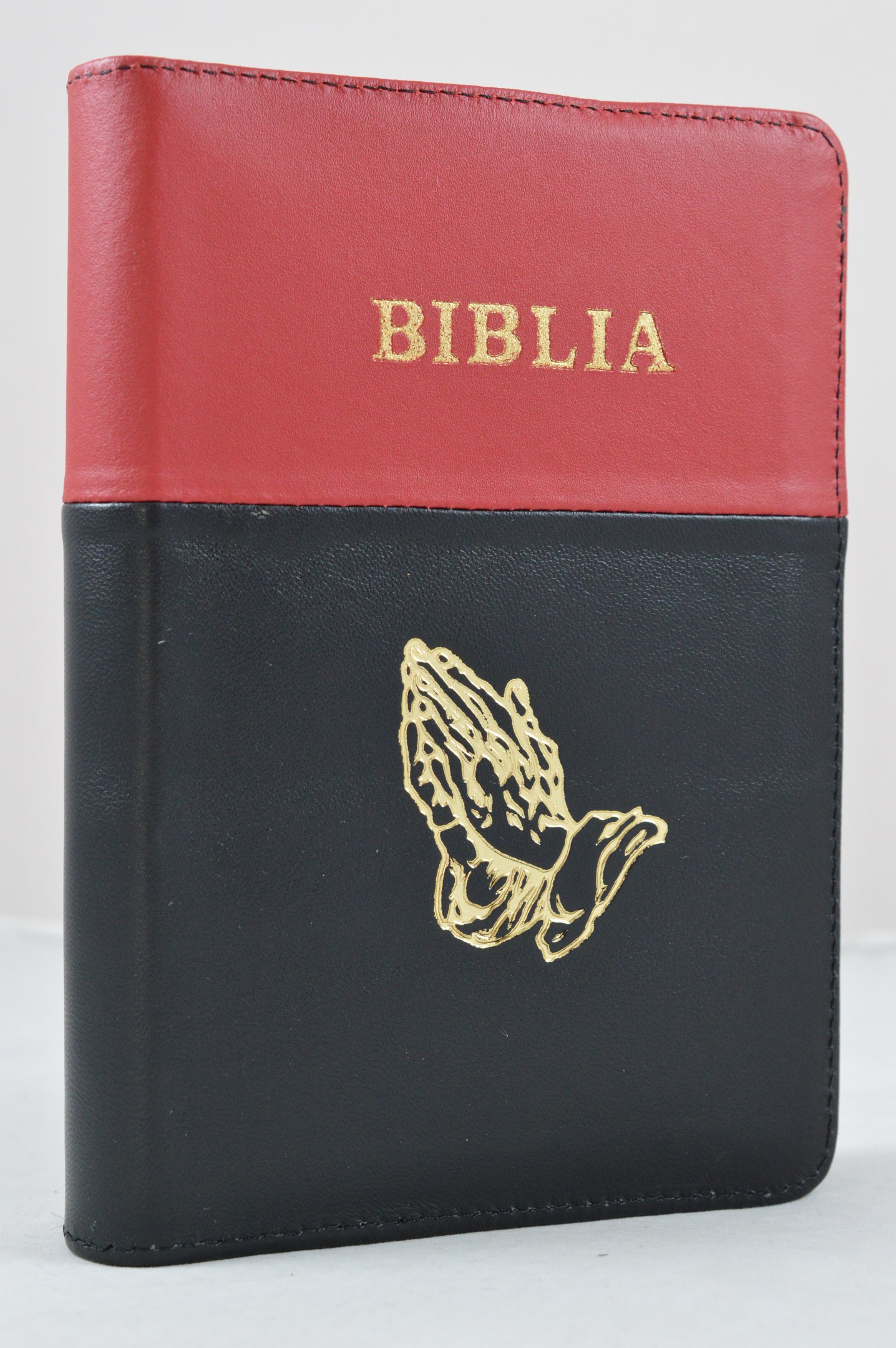 Biblia din piele, marime medie, negru cu rosu coral, fermoar, simbol maini in ruga, cuv. lui Isus cu rosu [053]