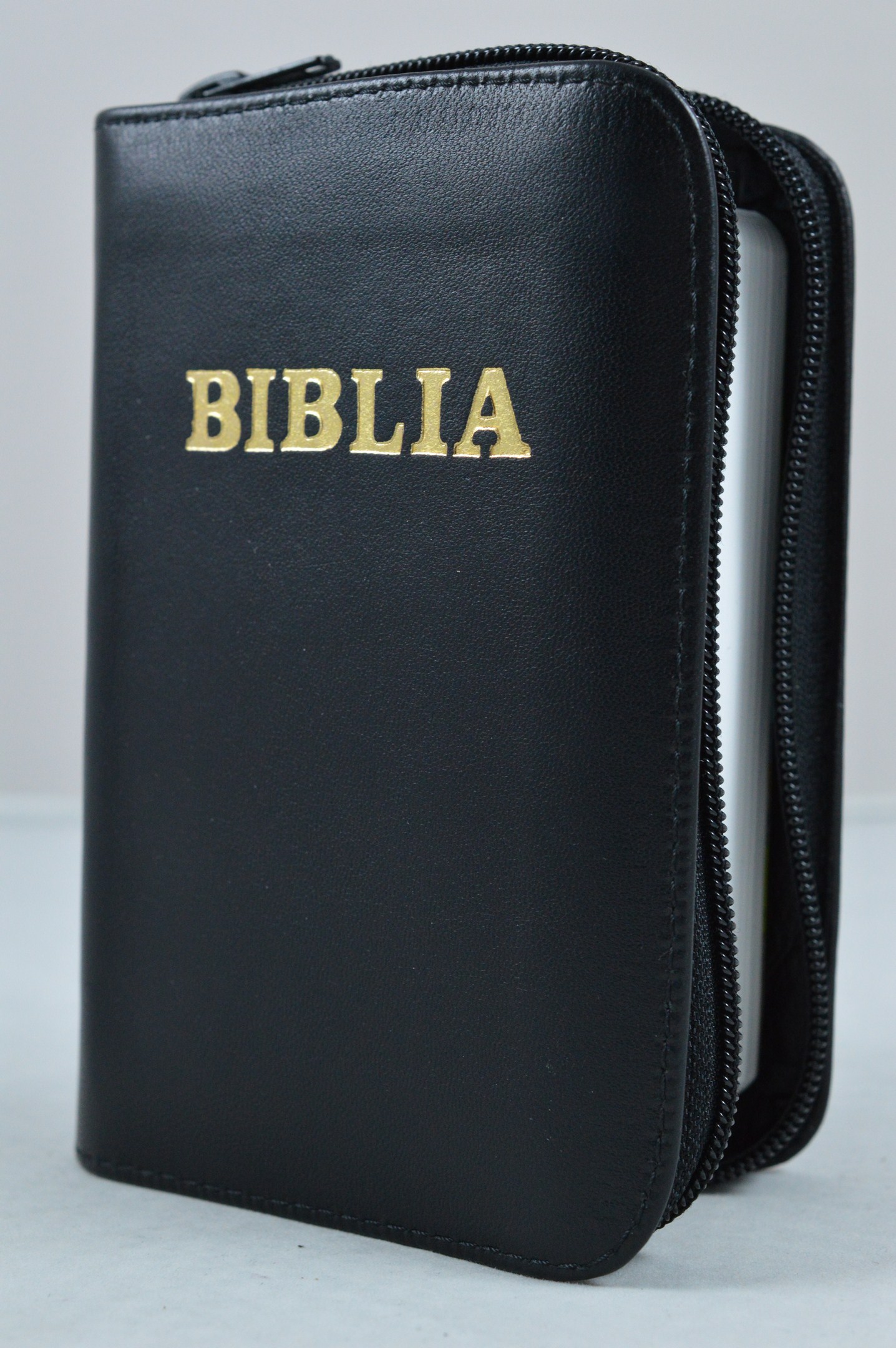 Biblia de buzunar, piele, fermoar, neagra, scris mare Biblia de buzunar, piele, fermoar, neagra, scris mare