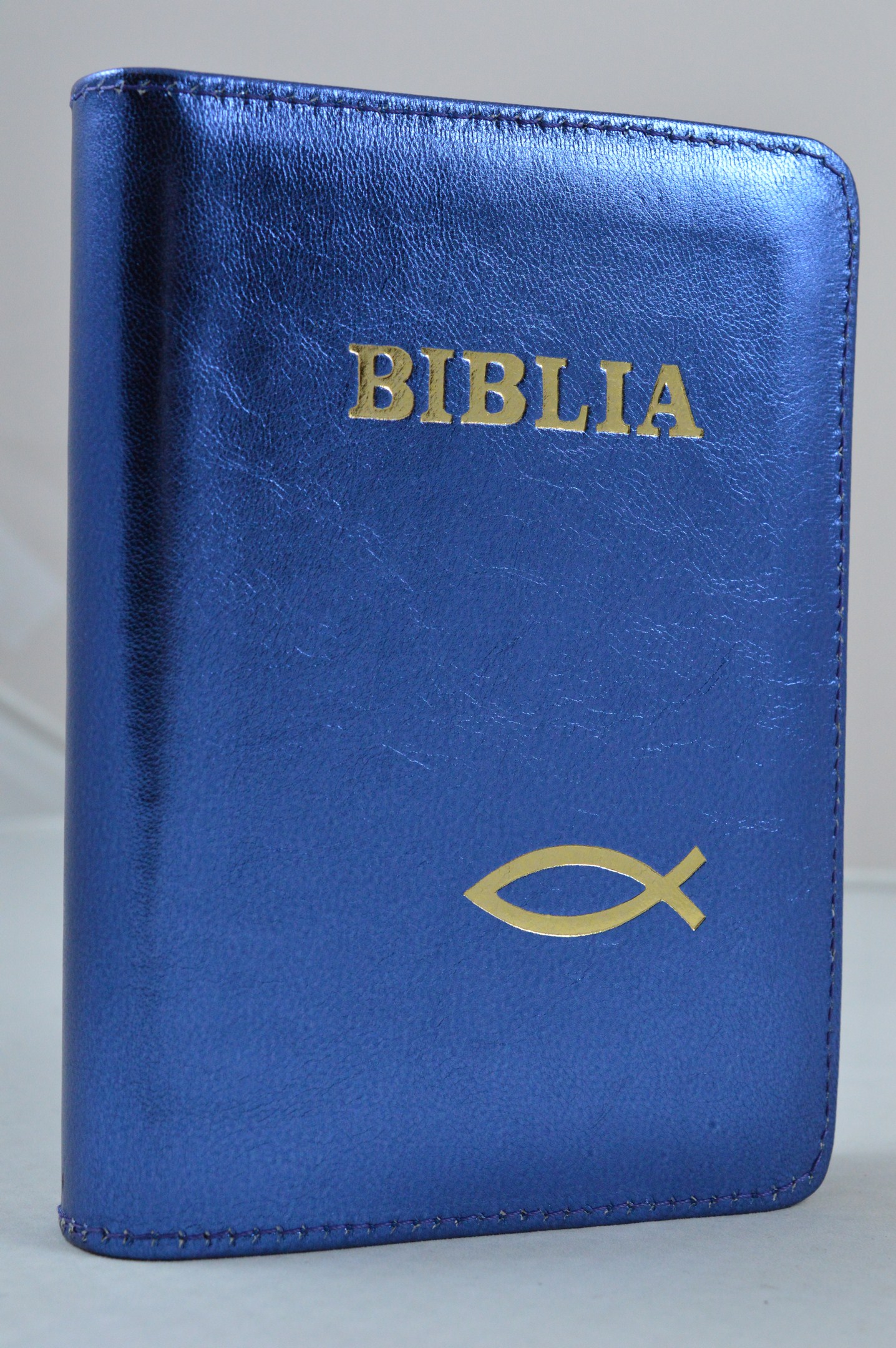 Biblia format mic, din piele, culoare albastru inchis metalizat, index, fermoar, margini argintii, cu peste, cuv. lui Isus in rosu [047 PFI]