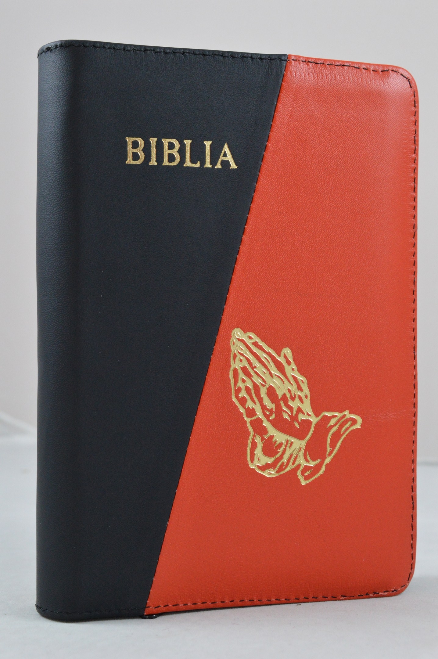 Biblie din piele, marime medie, culoare, negru cu roșu coral, simbol maini in rugaciune, fermoar, index, margini aurii, cuv. lui Isus cu rosu [SB 057 PFI]