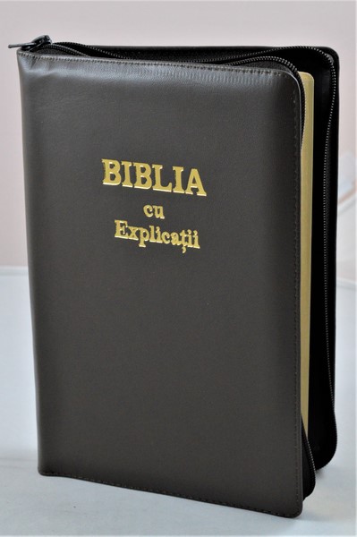 Biblia cu explicatii + concordanta biblica, piele naturala, kaki, fermoar, index, aurita, cuv. lui Isus cu rosu, simbol simpla [CO 77 PFI]