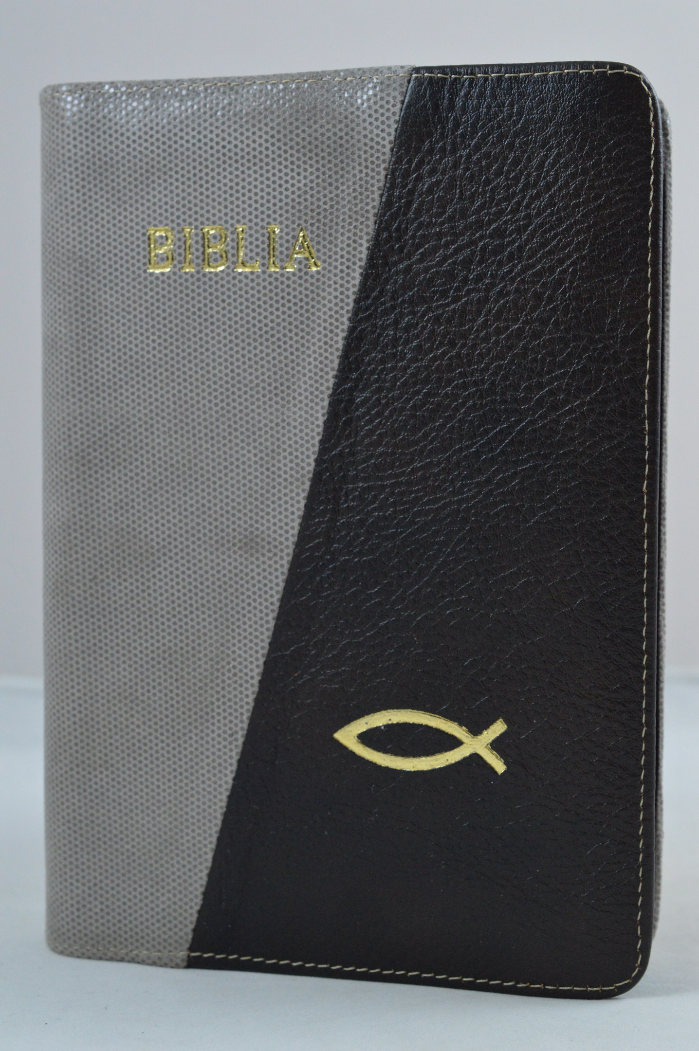 Biblia din piele, marime medie,cafeniu-maro , fermoar, simbol peste, cuv. lui Isus cu rosu [053]