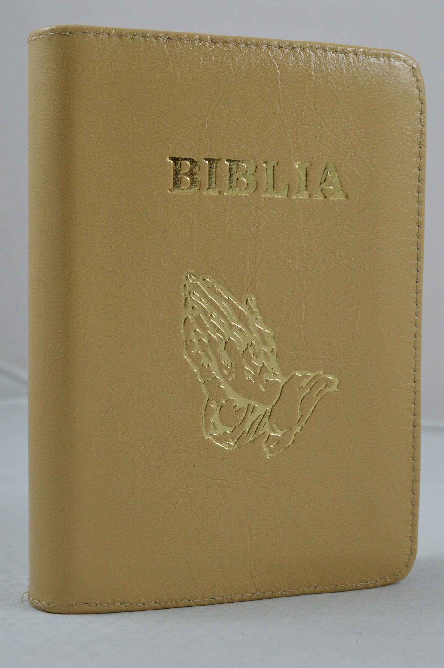 Biblia format mic, din piele, culoare bej, fermoar, margini argintii, cu maini in ruga, cuv. lui Isus in rosu [047 PFI]