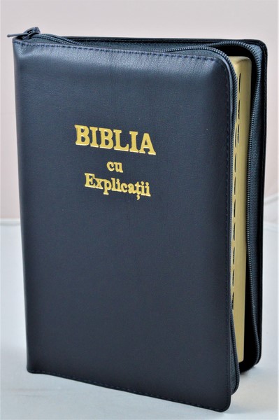Biblia cu explicatii + concordanta biblica, piele naturala, gri, fermoar, index, aurita, cuv. lui Isus cu rosu, simbol simpla [CO 77 PFI]