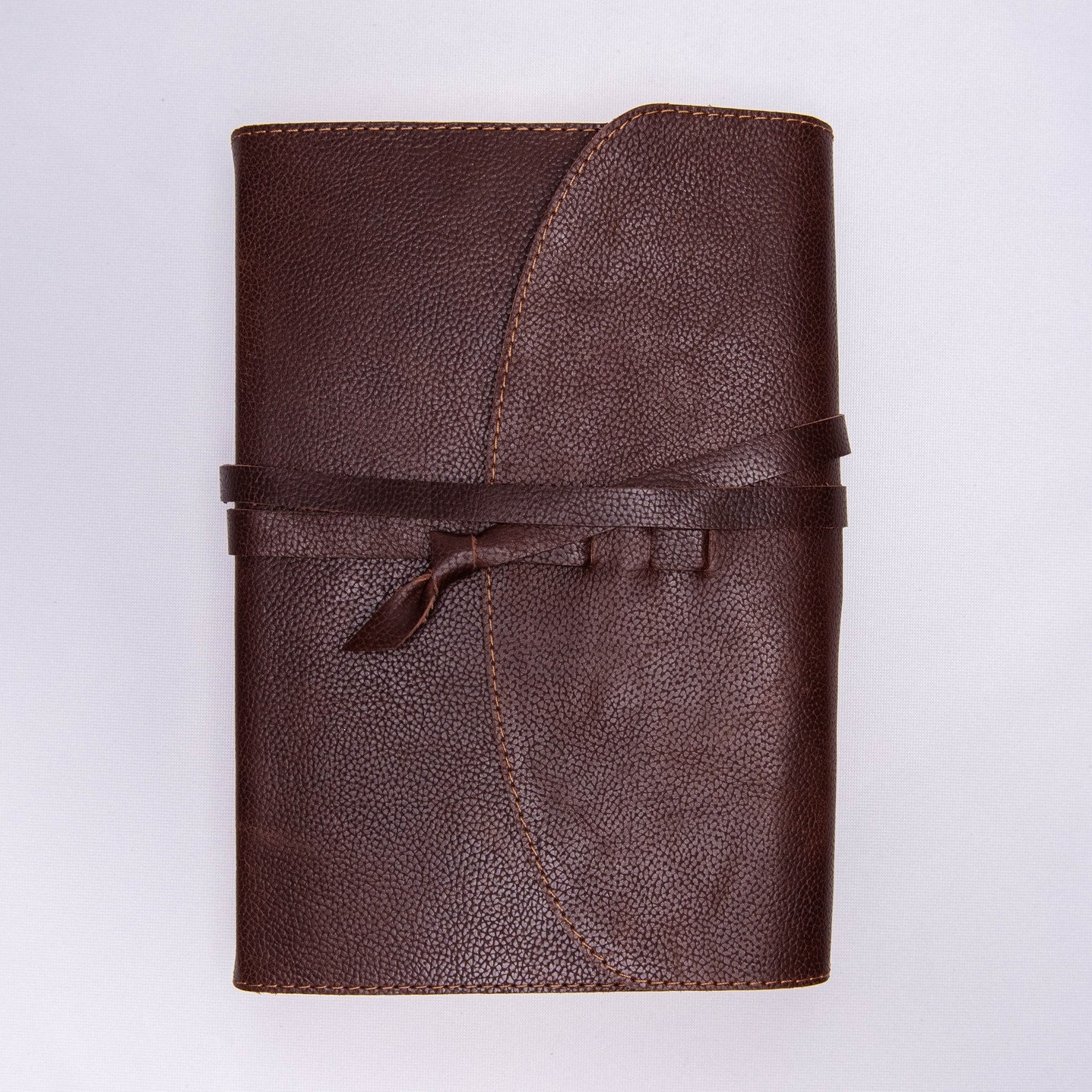 Biblie mare, piele, maro, cu clapetă și șnur, index, margini argintii, cuv. Isus cu rosu  [SI 073 SNU]