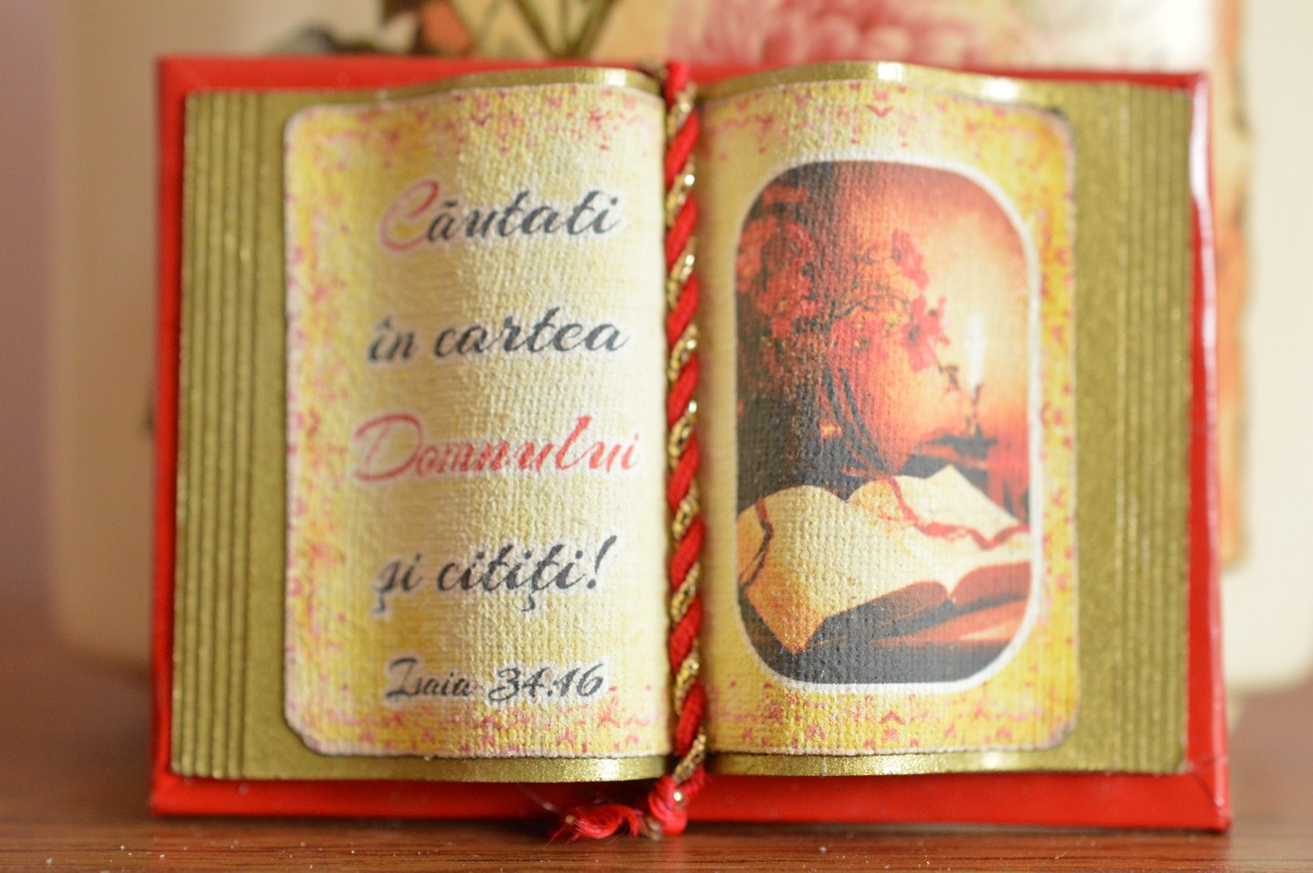 Carte decorativa magnetica - Cautati in cartea Domnului si cititi! (5x7 cm) Carte decorativa magnetica - Cautati in cartea Domnului si cititi! (5x7 cm)