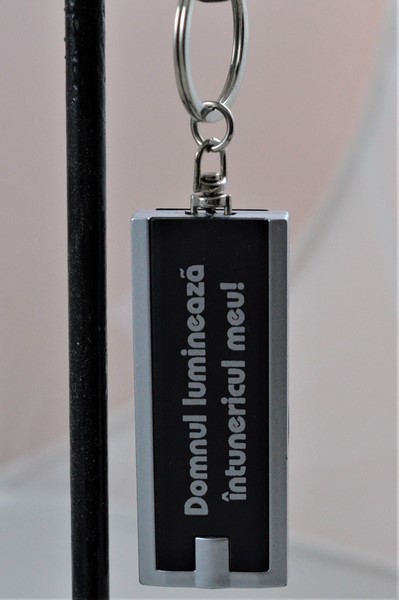Breloc cu led si mesaj crestin  - Dumnezeu lumineaza intunericul meu Breloc cu led si mesaj crestin  - Dumnezeu lumineaza intunericul meu