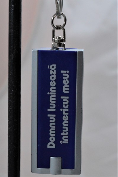 Breloc cu led si mesaj crestin  - Dumnezeu lumineaza intunericul meu Breloc cu led si mesaj crestin  - Dumnezeu lumineaza intunericul meu