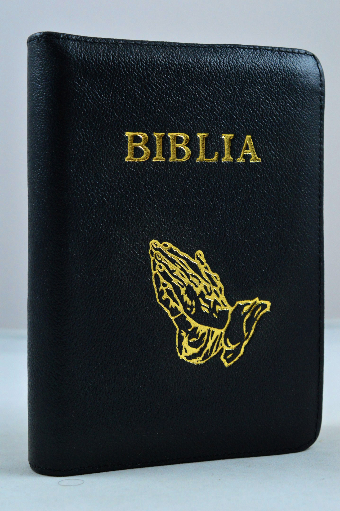 Biblie din piele, mica, neagra, fermoar, aurita, cu maini gravate, cuv. lui Isus in rosu [043 A]