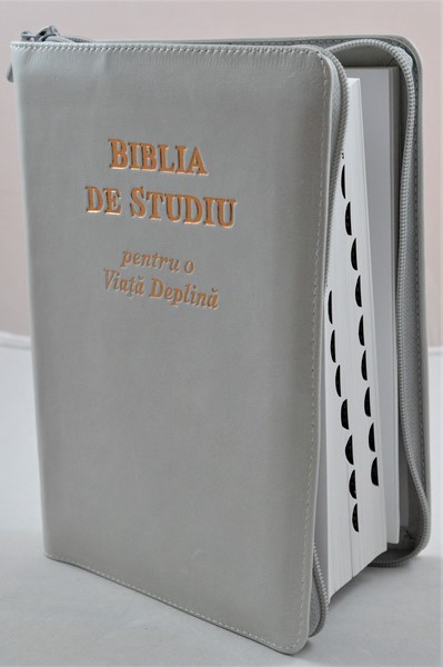 Biblia de studiu pentru o viata deplina, cu concordanta si explicatiii, fermoar, cenusiu deschis, index, margini albe Biblia de studiu pentru o viata deplina, cu concordanta si explicatiii, fermoar, cenusiu deschis, index, margini albe